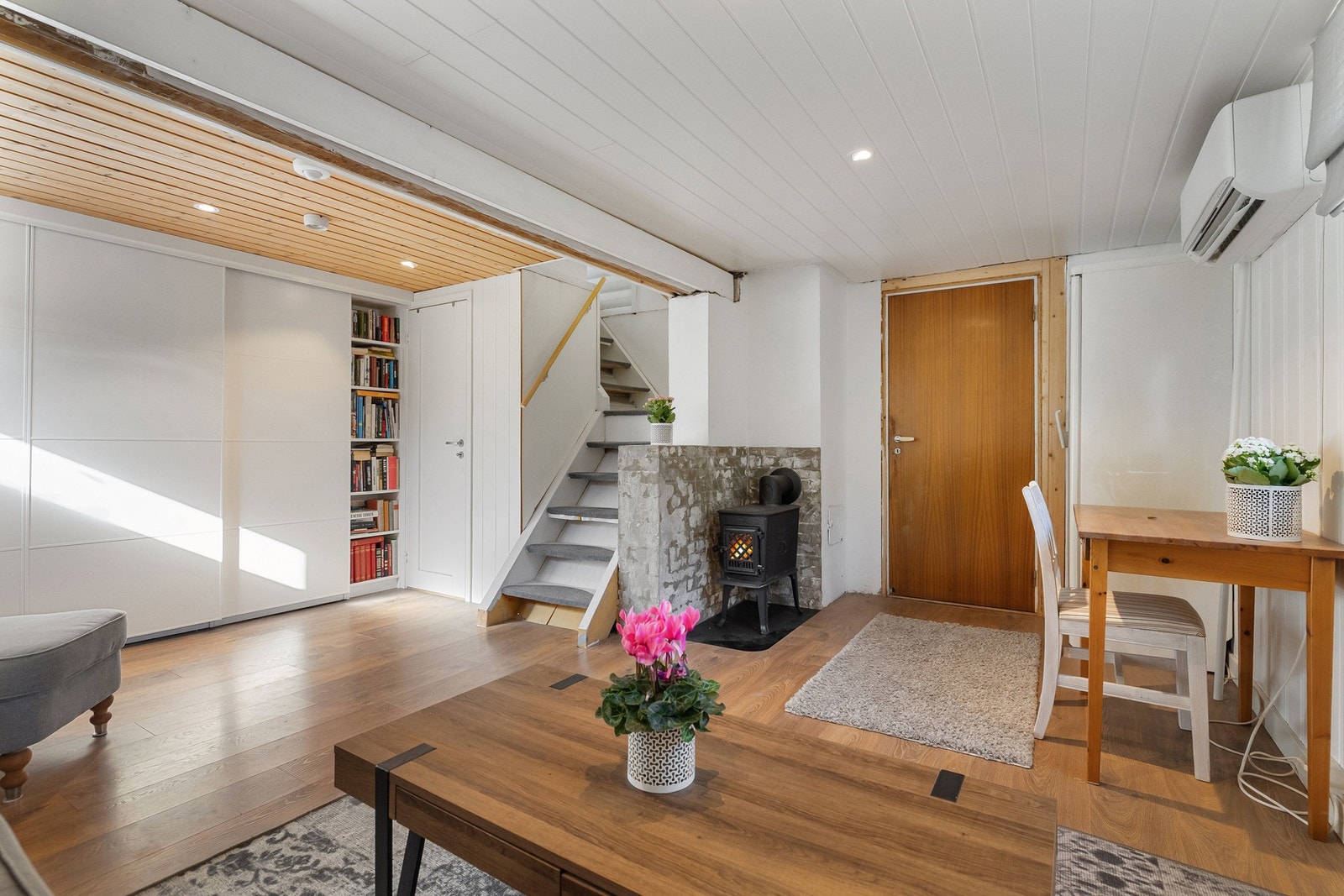 Her er det mye oppbevaringsplass i underetasjen. Galleribilde