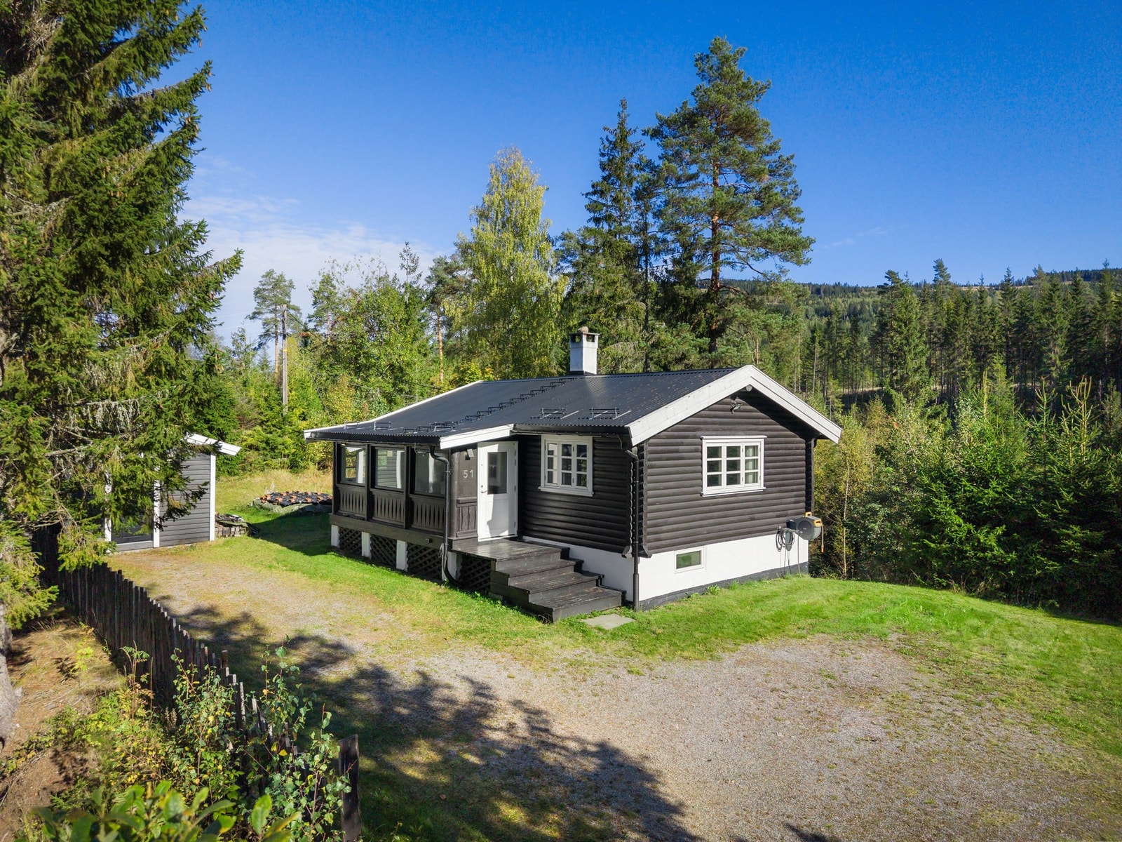 Boligen ligger lunt til med nydelig natur rundt, her får du ro og fred i grønne omgivelser. Galleribilde