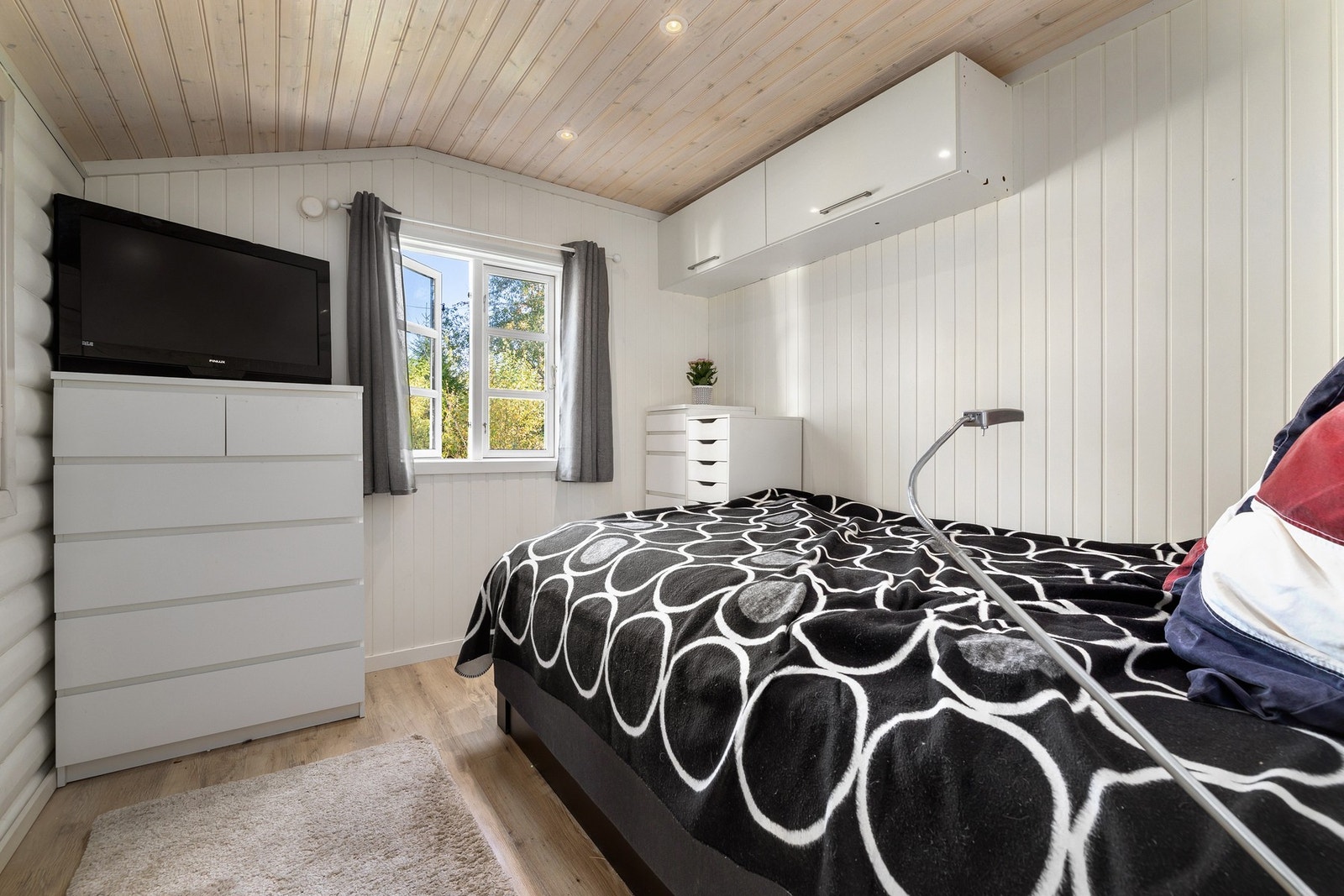 Soverom med vindu mot naturen. Galleribilde