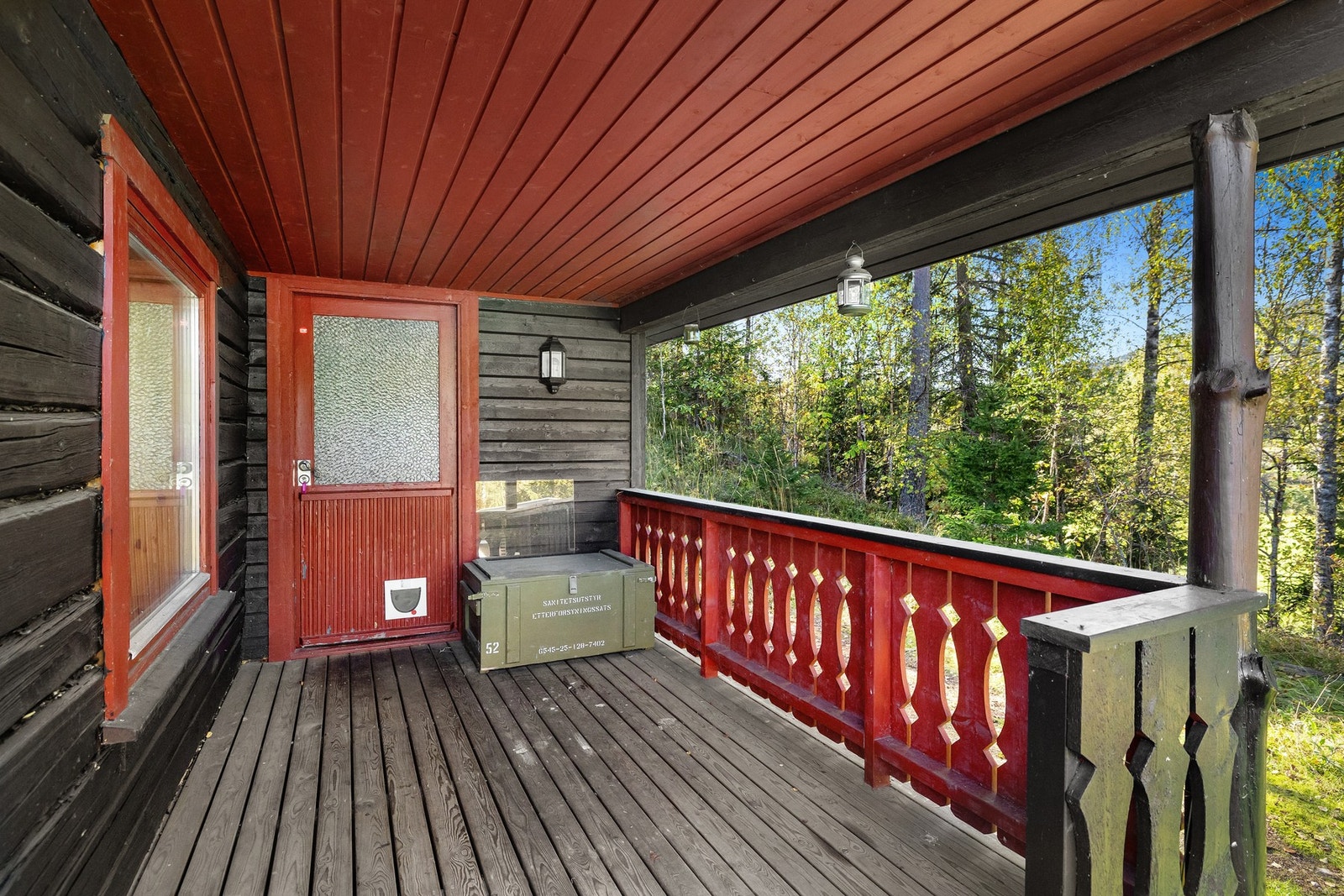 Romslig terrasse med plass til hyggelige utemøbler og sosiale sammenkomster. Galleribilde