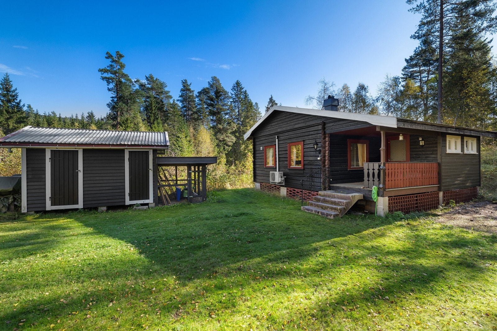 Stor, solrik tomt med god plass til både lek og rolige dager. Galleribilde