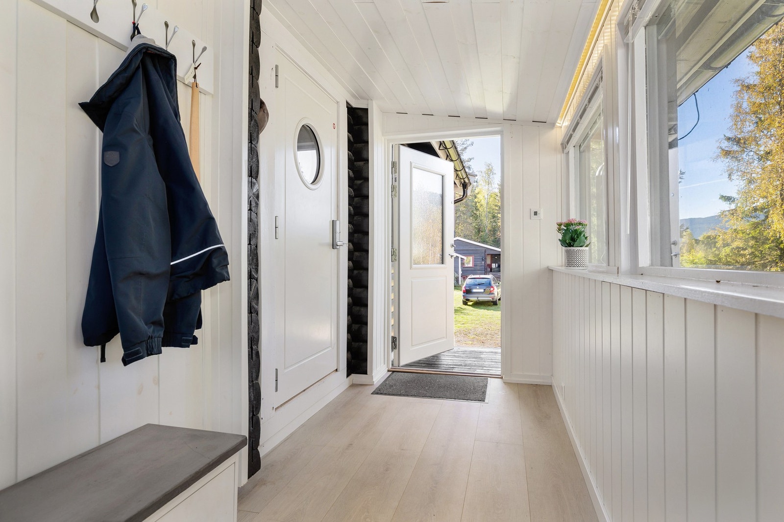 Store vinduer i gangen som skaper en fin atmosfære. Galleribilde