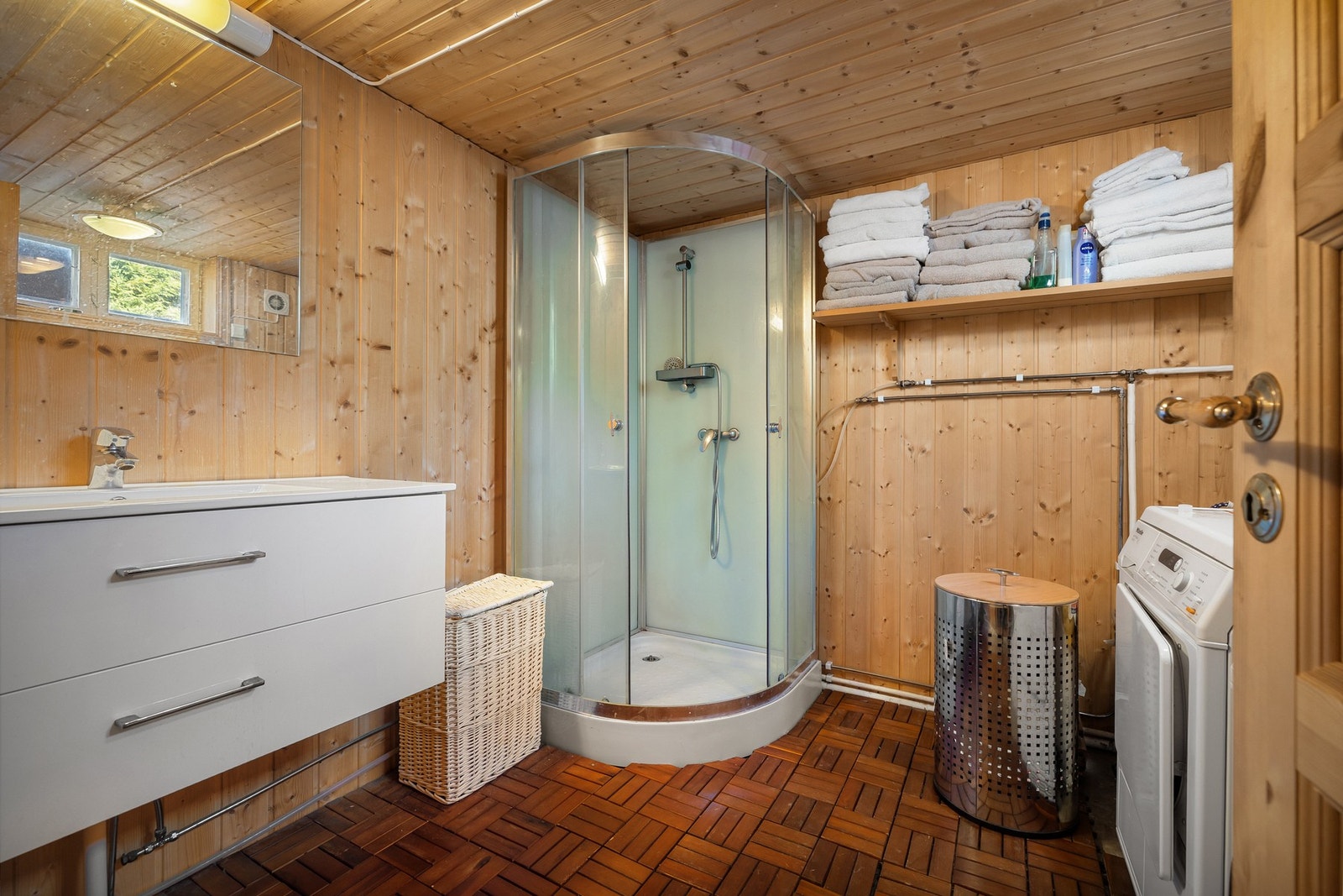 Praktisk bad med dusjhjørne. Galleribilde