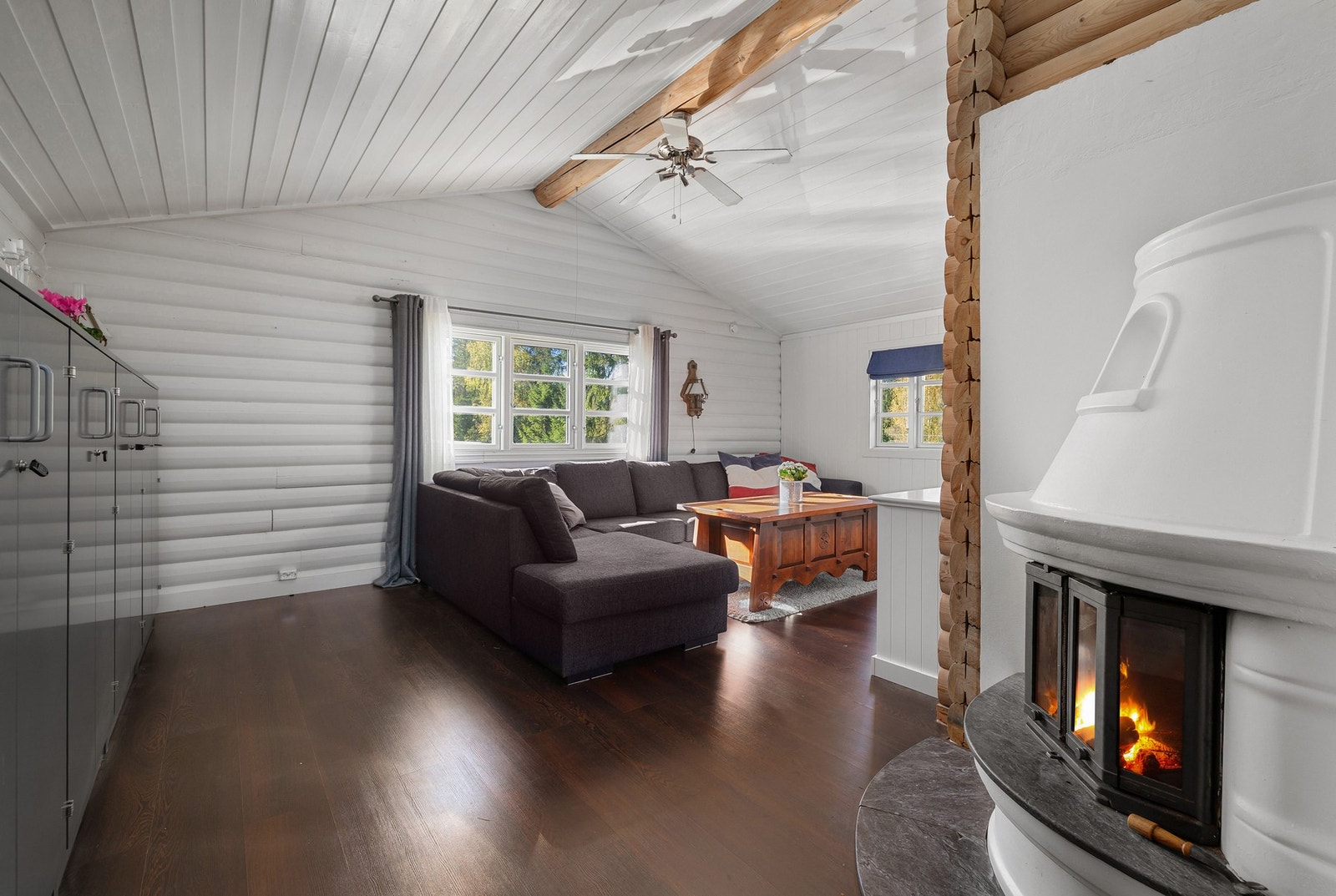 Lys og trivelig tv-stue med vinduer som slipper inn rikelig med dagslys. Galleribilde