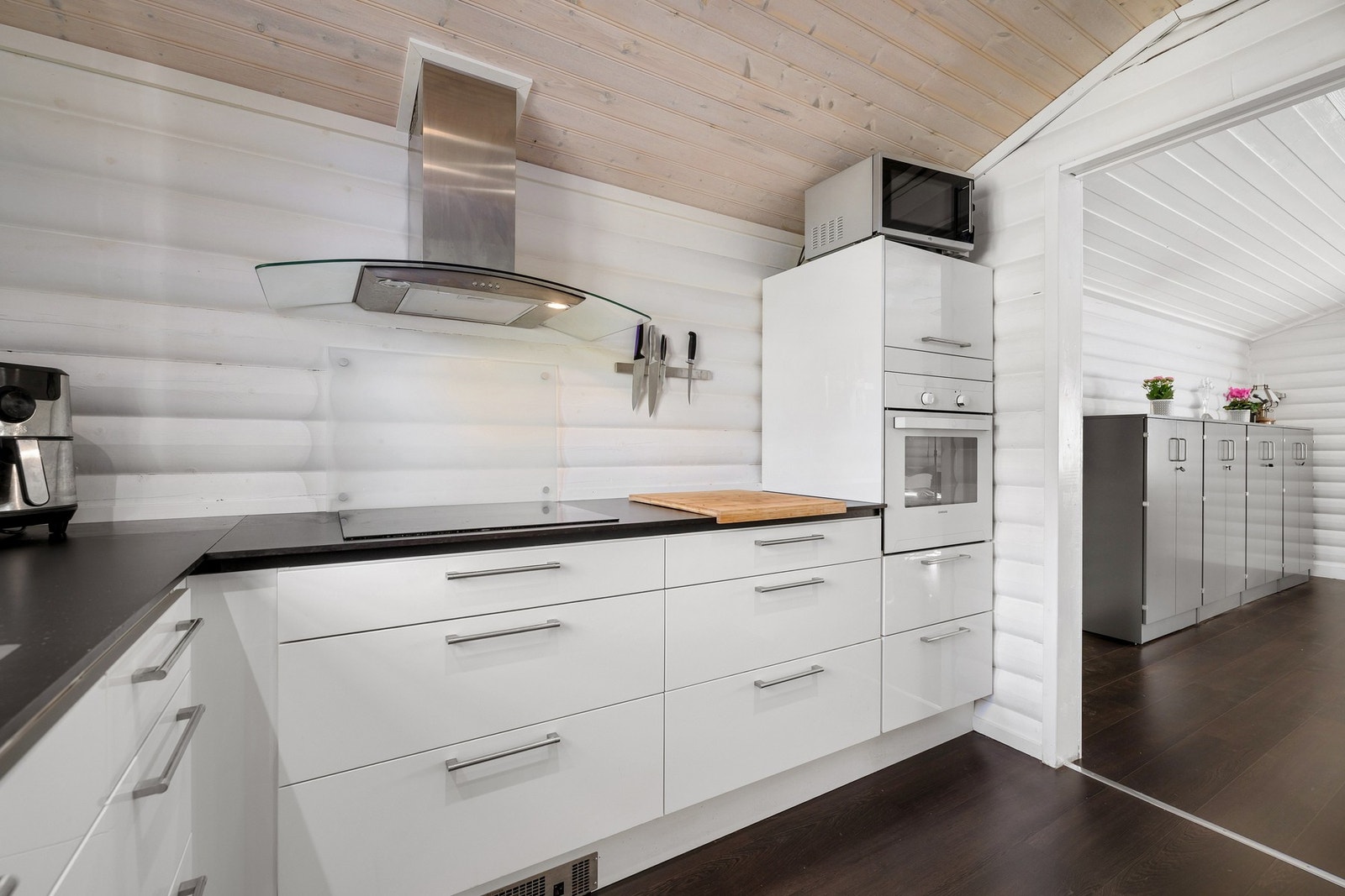 Kjøkkenet har et moderne uttrykk. Galleribilde