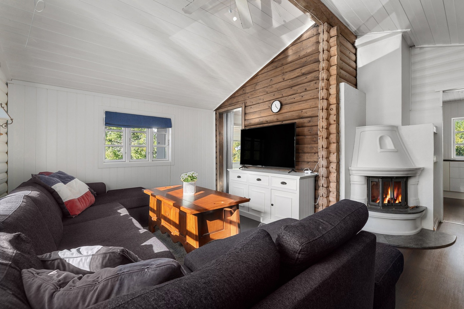 Stemningsfull stue med peis - det perfekte stedet å samle familien. Galleribilde