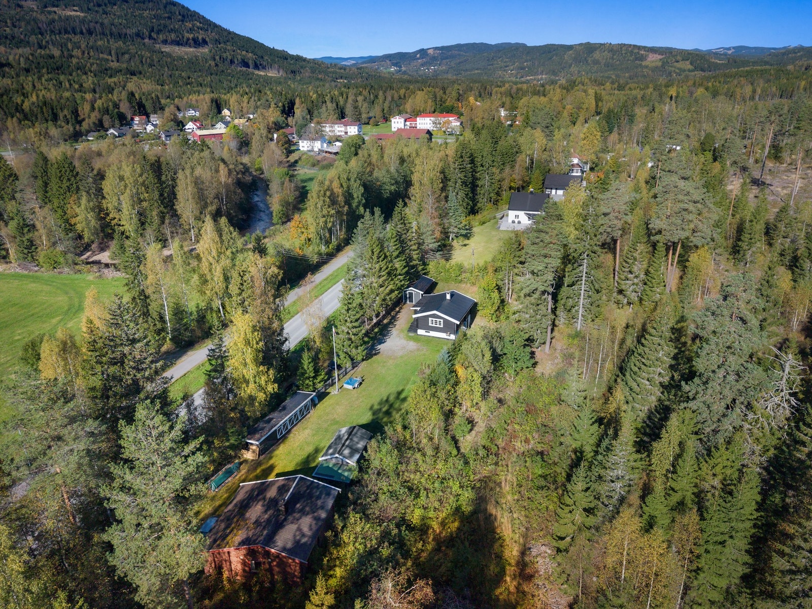 Boligen ligger med god avstand til naboene. Galleribilde