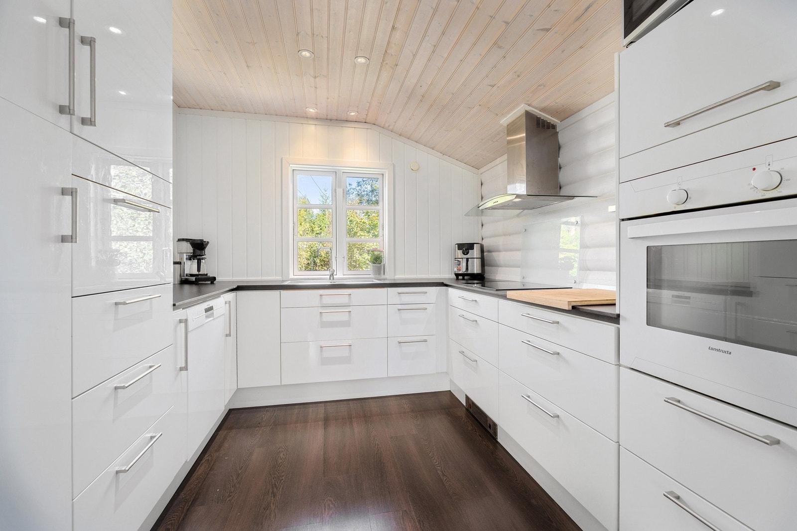 Funksjonelt og moderne kjøkken med rikelig benke- og skapplass. Galleribilde