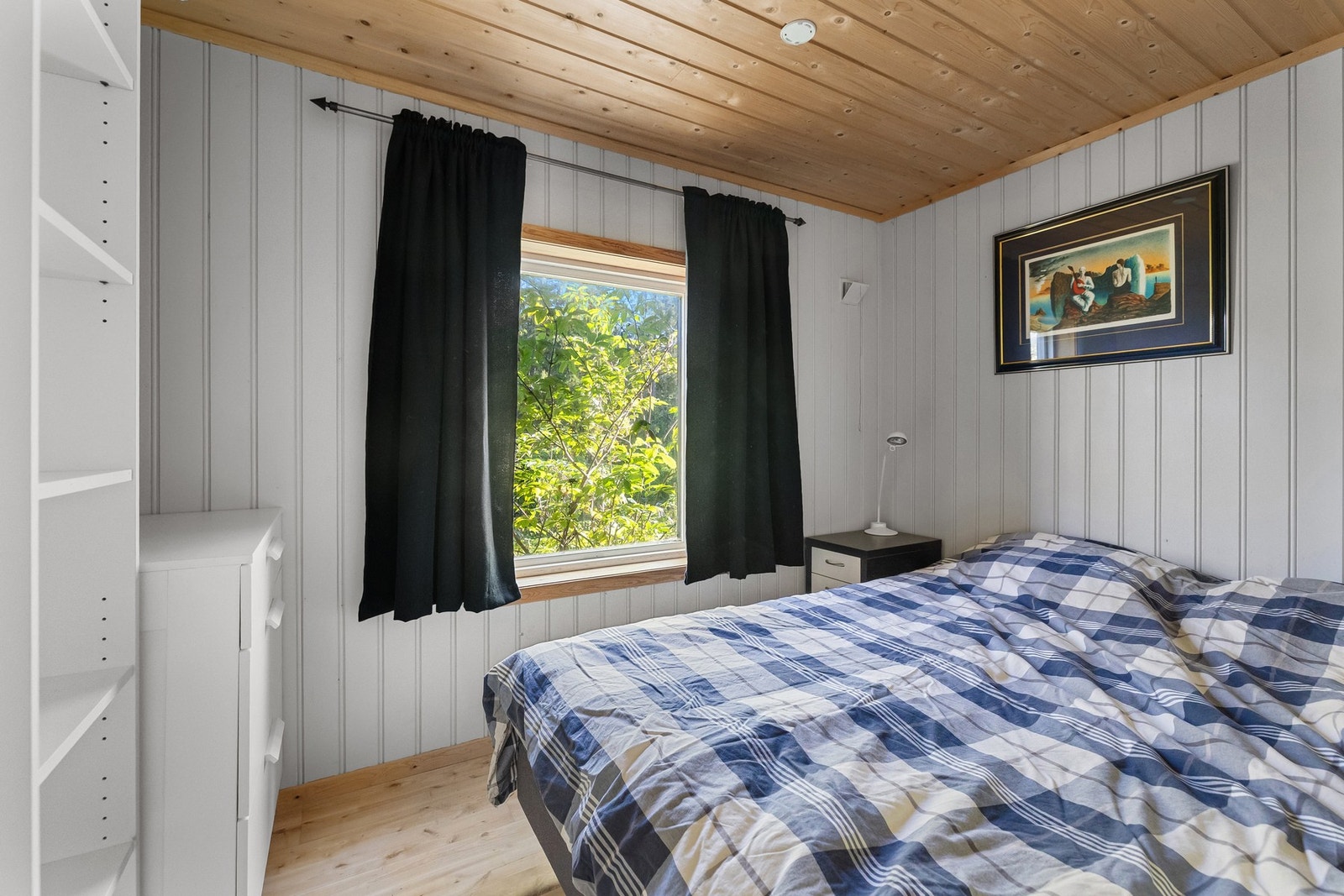 Lyst og luftig soverom med plass til dobbeltseng. Galleribilde