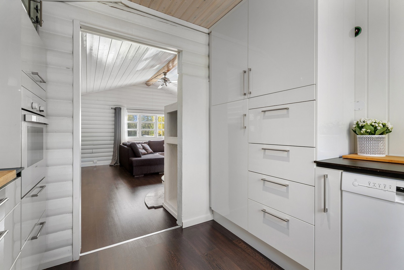 Her er det åpent imellom stue og kjøkken, perfekt for både matlaging og hygge. Galleribilde