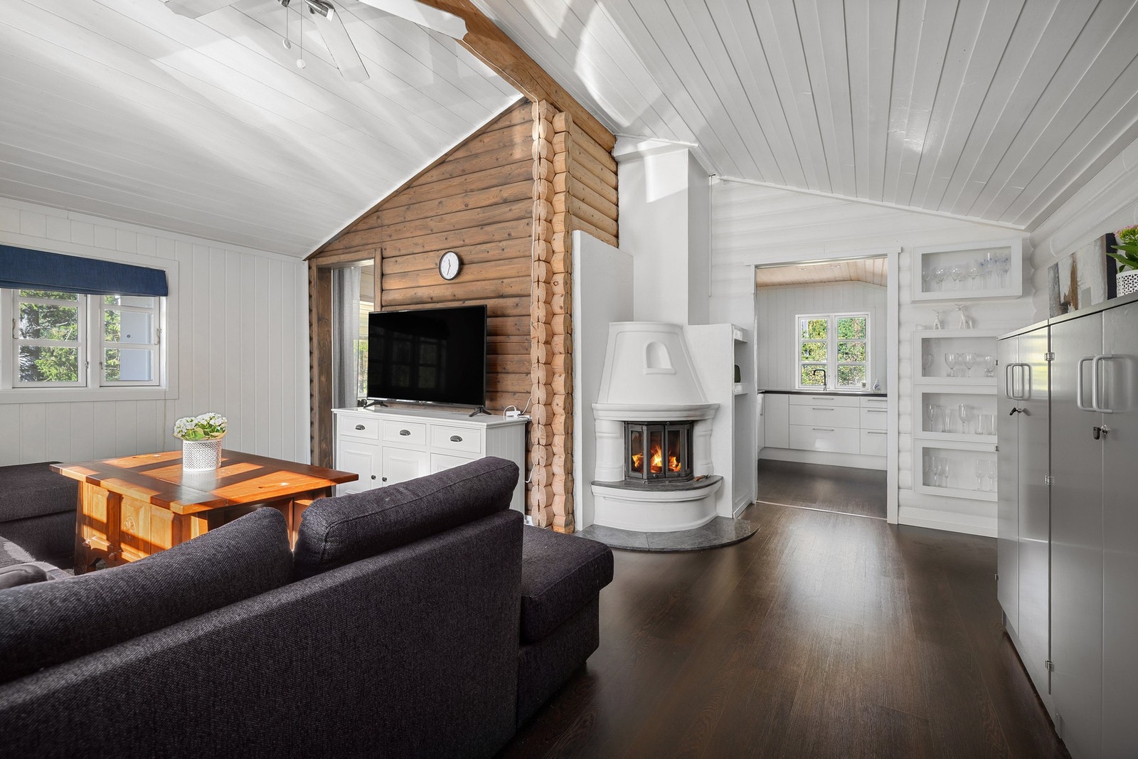 Åpen og lys stue med god plass til både sofakrok og spiseplass. Galleribilde