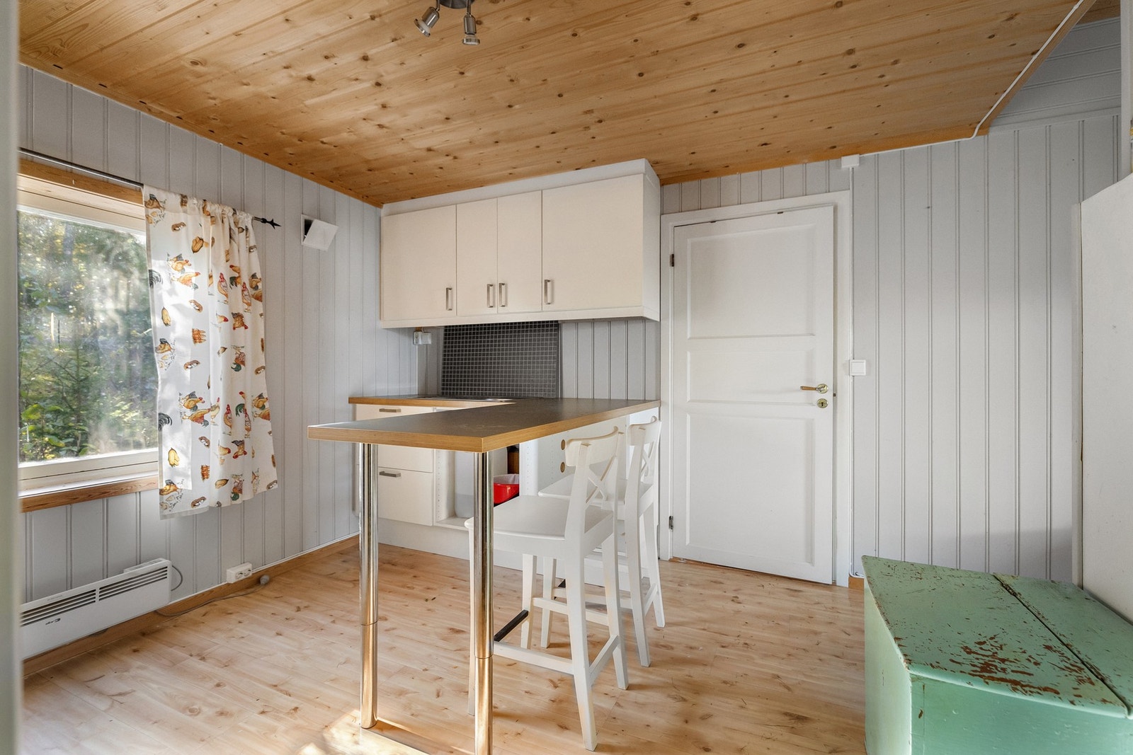 Spiseplass med vindu ut mot naturen. Galleribilde