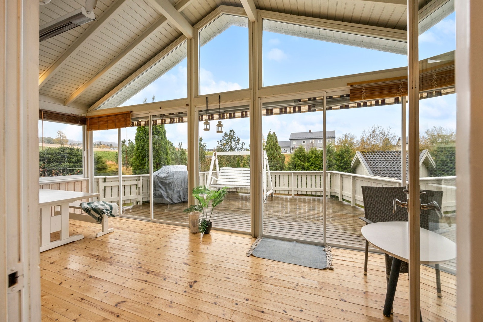 Innholdsrik og familievennlig enebolig med innglasset terrasse, 4 soverom, flere stuer, 2 bad, anneks og dobbelgarasje. Galleribilde