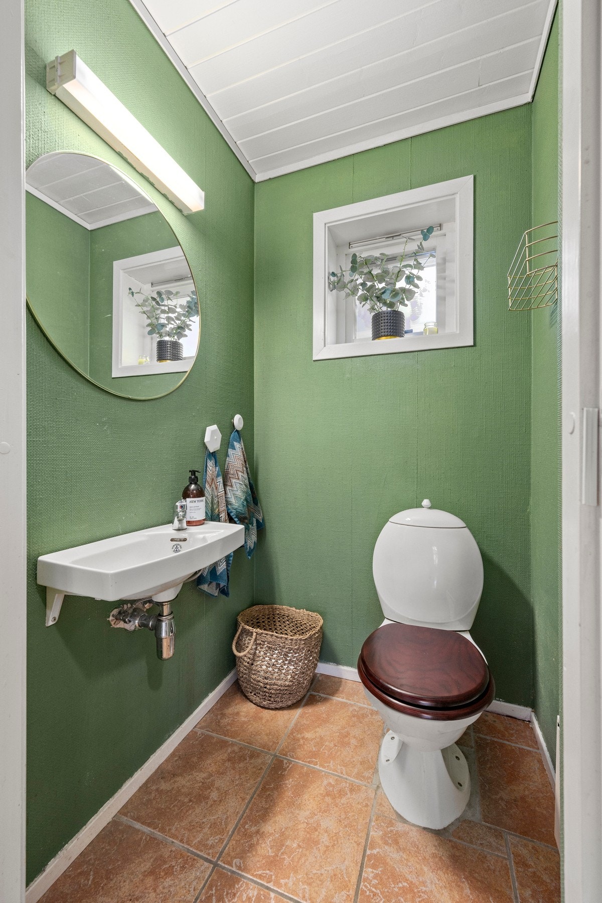 WC - 1,5 kvm. Utstyrt med toalett og servant Galleribilde