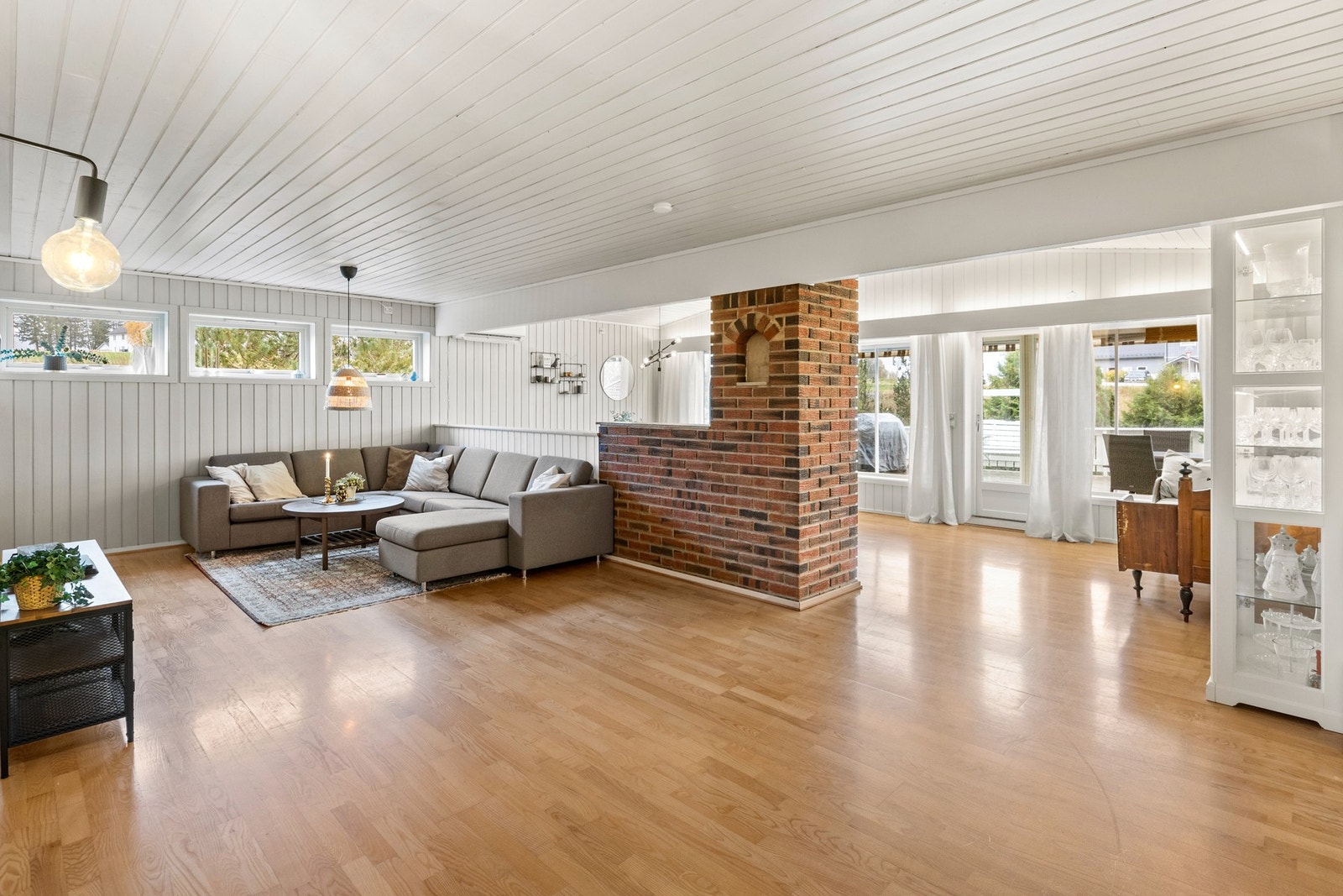 Stue - 30 kvm. Oppvarming fra vedfyring, elektrisitet og varmepumpe Galleribilde