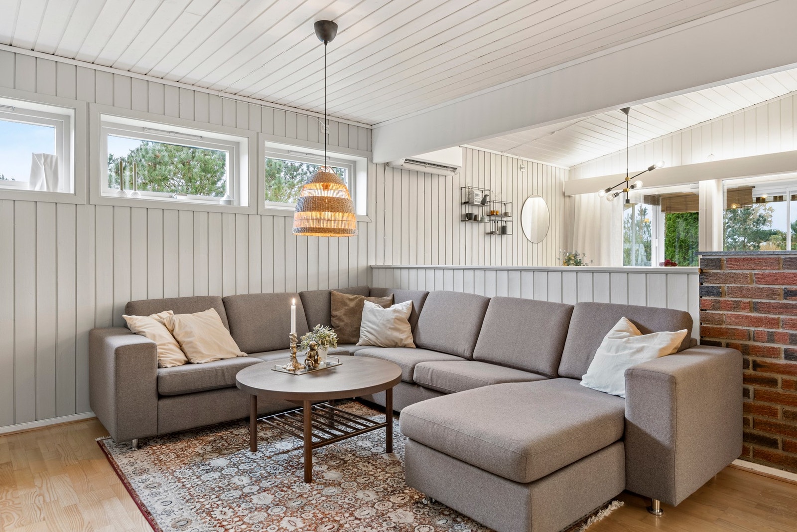 Stuen er romslig med god plass til sofa for hele familien Galleribilde