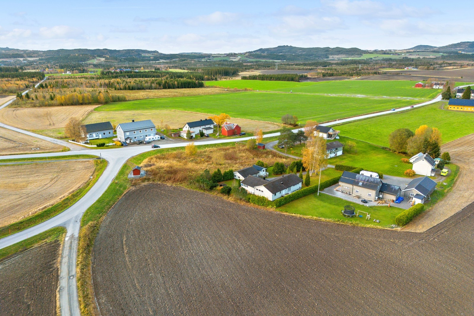 ???Beliggenheten er ideell for familier, med kort vei til barnehage, barneskole, fotballbane og busstopp. Galleribilde