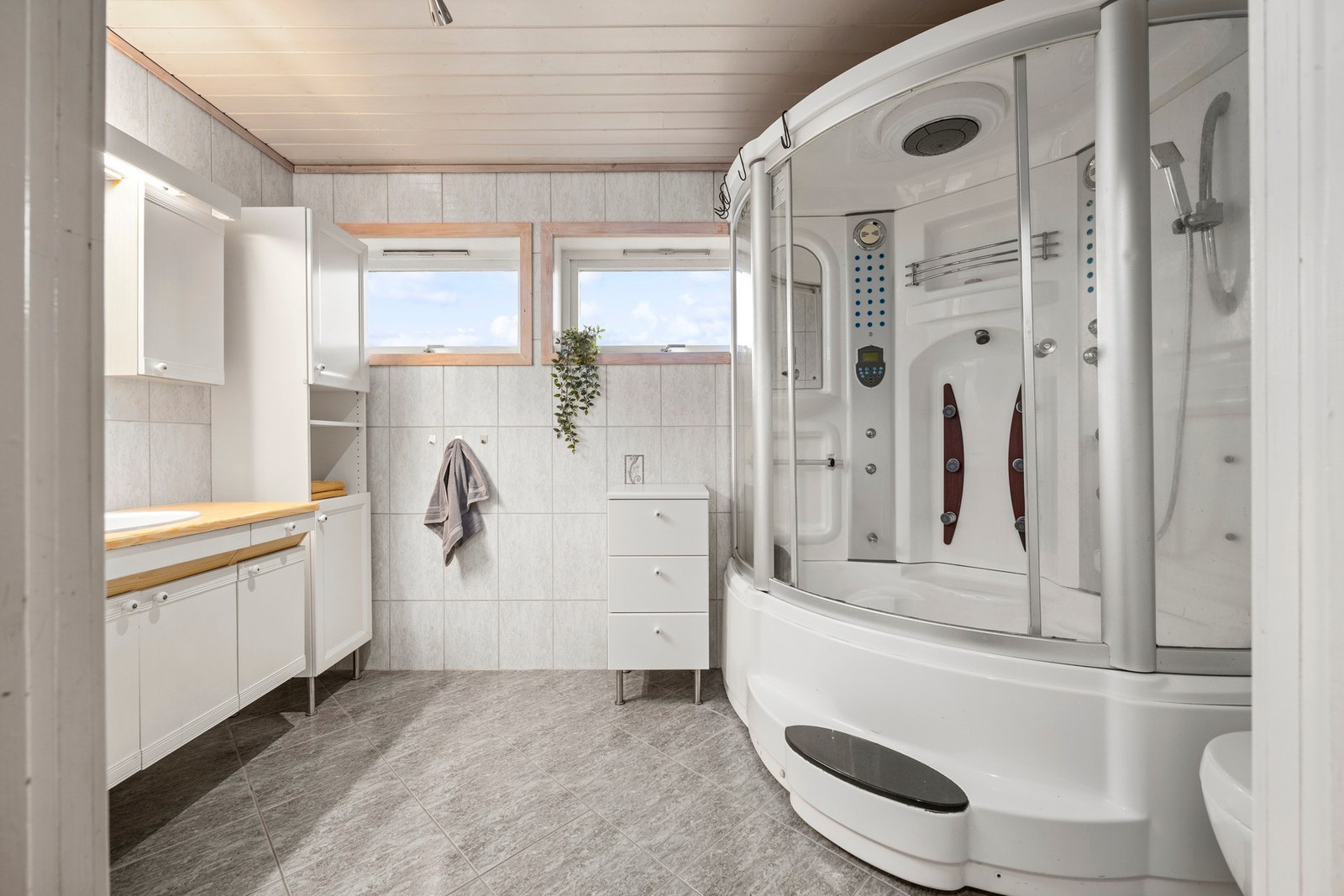 Bad - 7,5 kvm. Flislagte overflater med varme i gulv. Utstyrt med dusjkabinett, toalett og servantskap Galleribilde