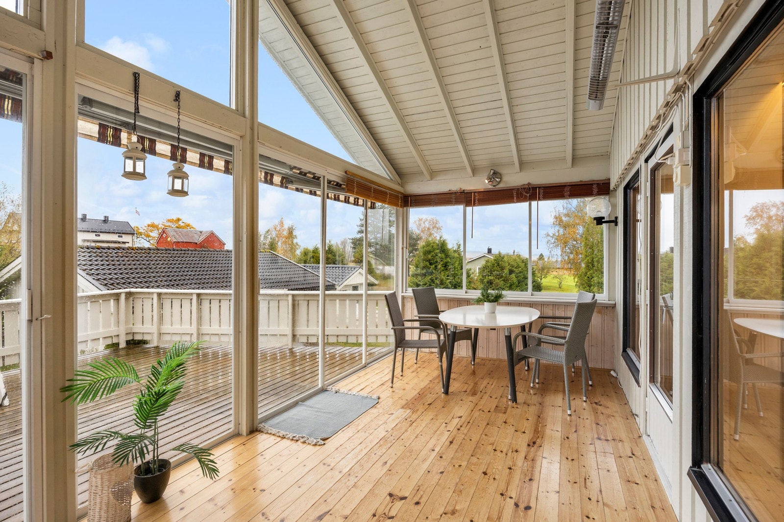 Innglasset område er 19 kvm. Et lunt og hyggelig areal som forlenger sommersesongen! Galleribilde