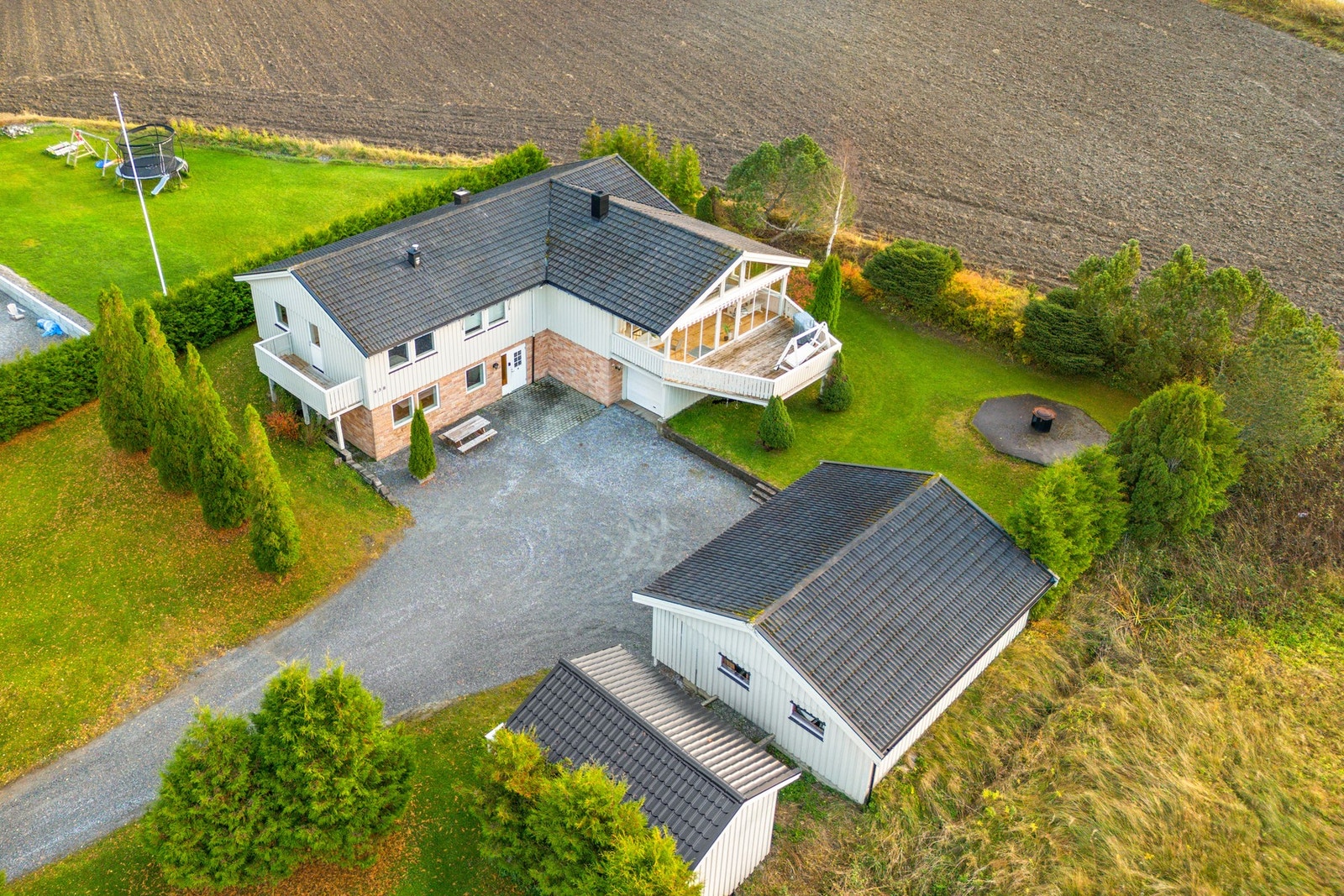 Eiendommen har en barnevennlig beliggenhet, og byr på flotte solforhold med kveldssol! Galleribilde