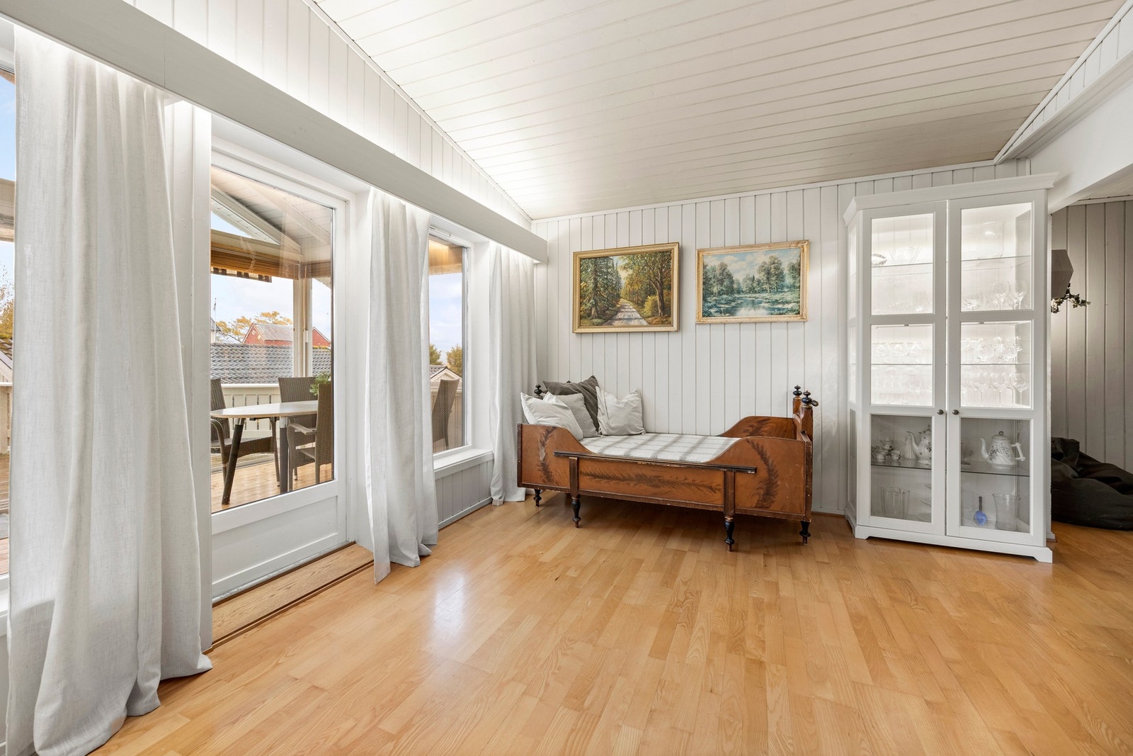 Fra spisestuen er det utgang til innglasset terrasse Galleribilde