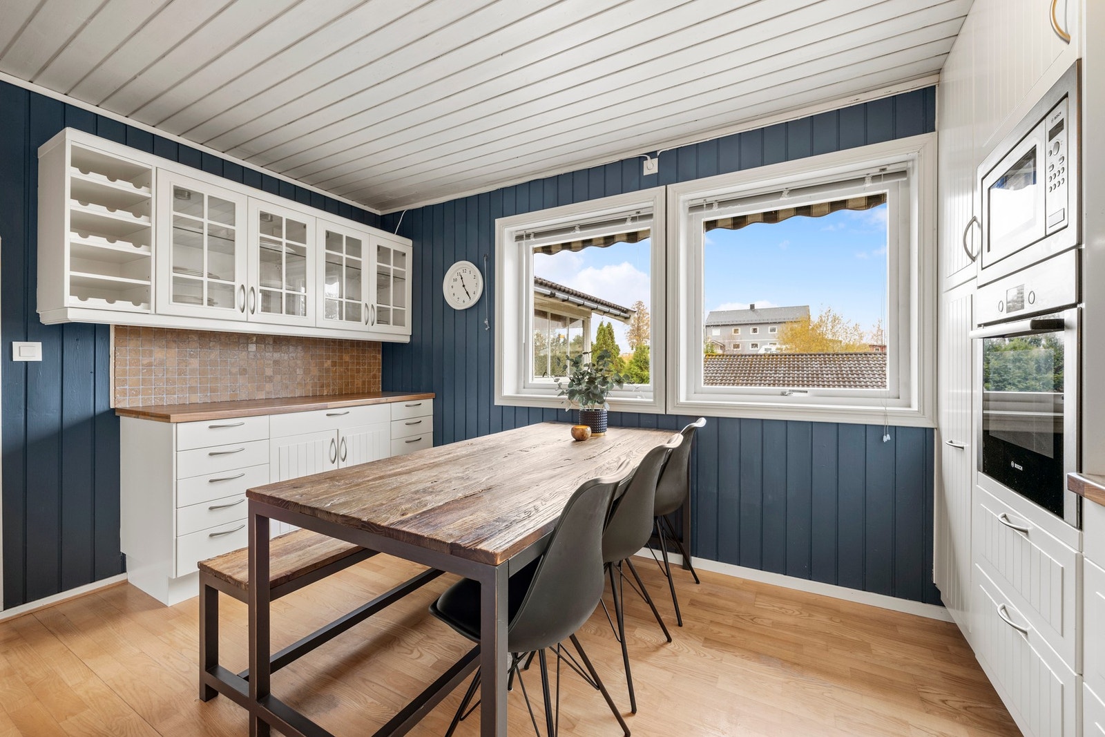 Det er godt med både benk- og oppbevaringsplass Galleribilde