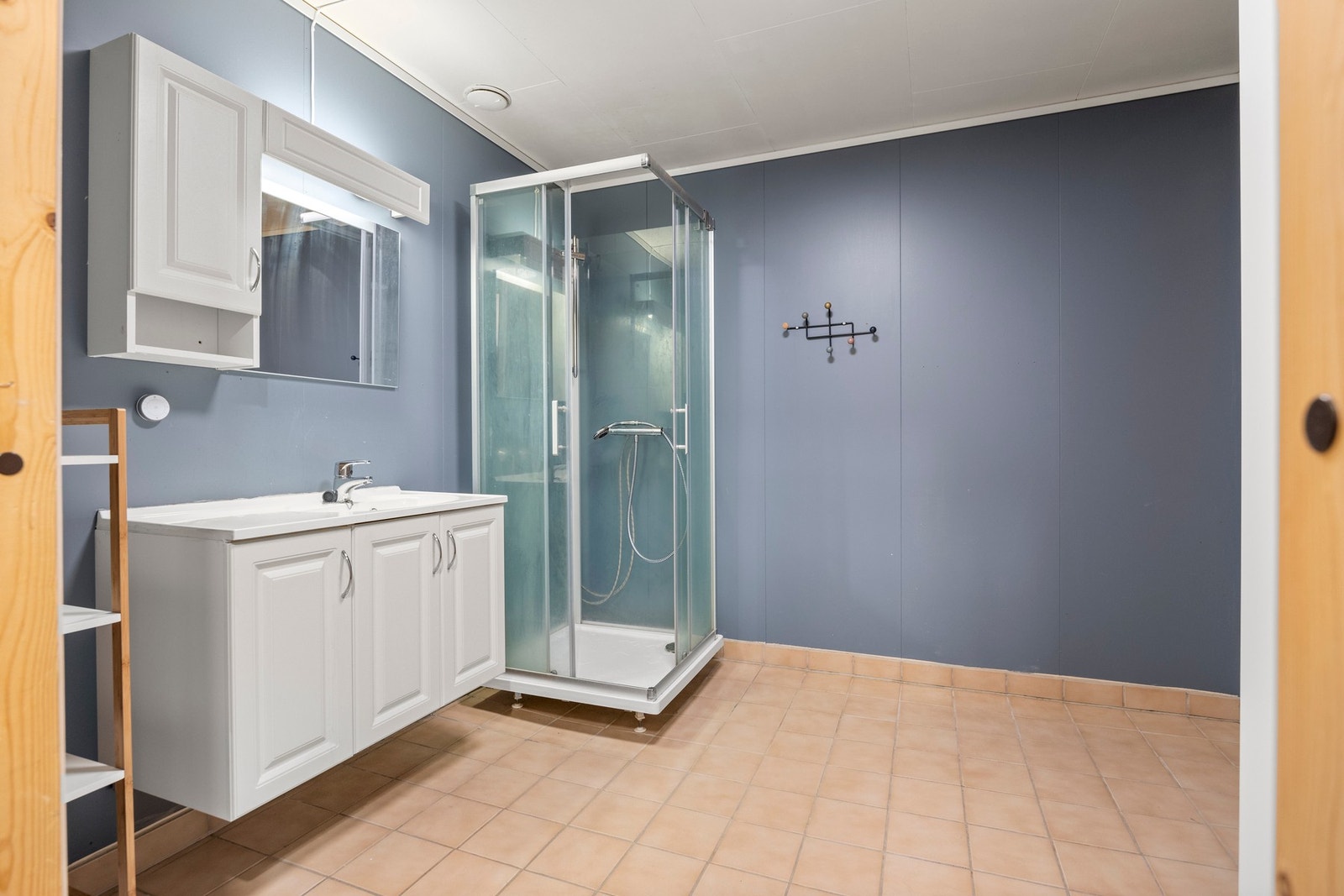 Bad - 8 kvm. Utstyrt med servantskap og dusjkabinett Galleribilde