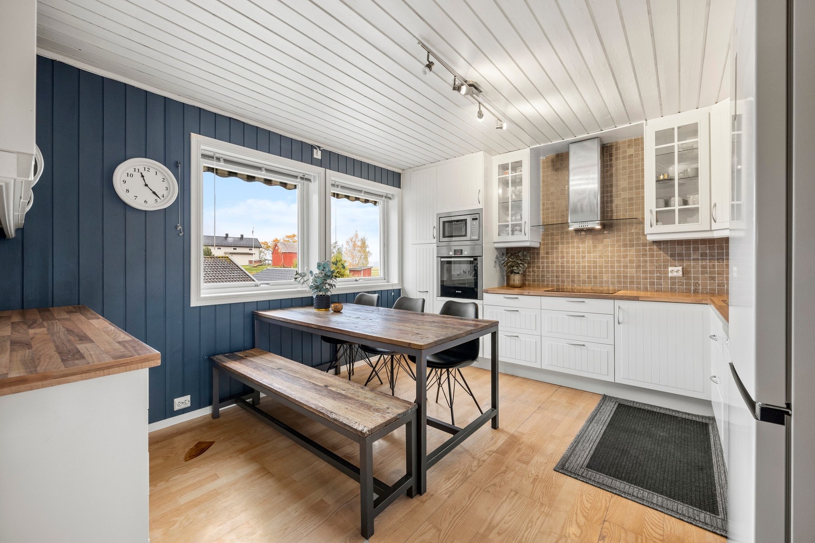 Det er integrert platetopp, stekeovn og mikroovn Galleribilde