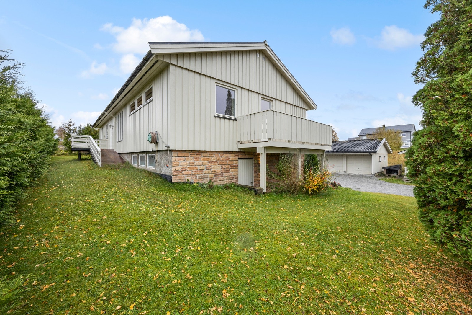 Skiftet kledning og etablert ny veranda mot nord Galleribilde