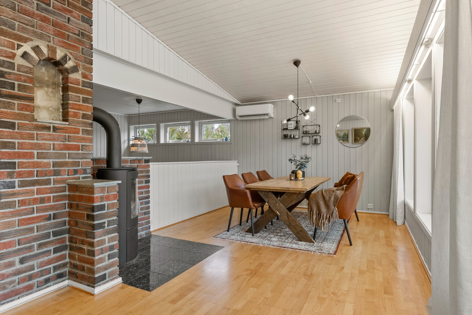 Det er god plass til spisebord for flere gjester Galleribilde