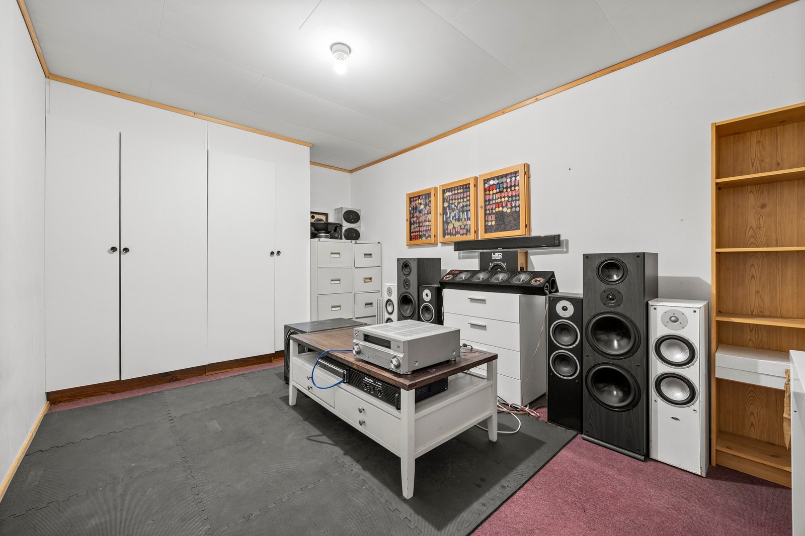 Det er tre boder på hhv 9 kvm, 13,5 kvm og 5 kvm Galleribilde