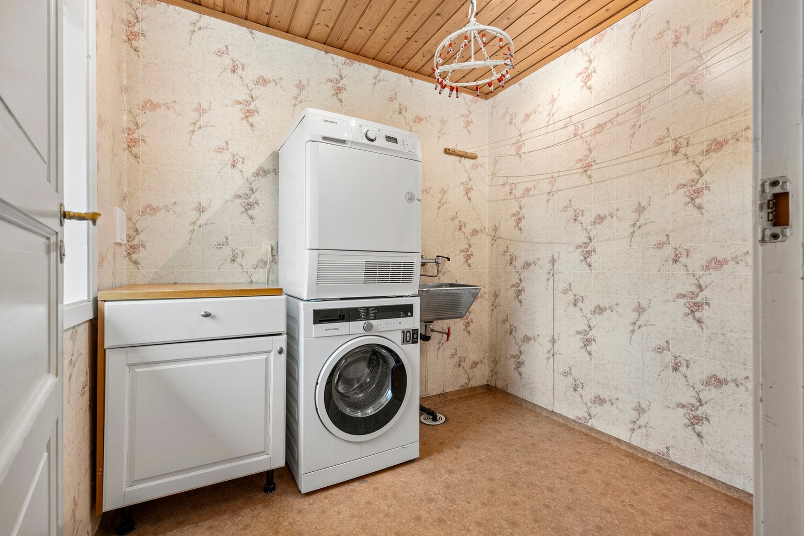 Vaskerom - 4 kvm. Utstyrt med utslagsvask og opplegg for vaskemaskin Galleribilde