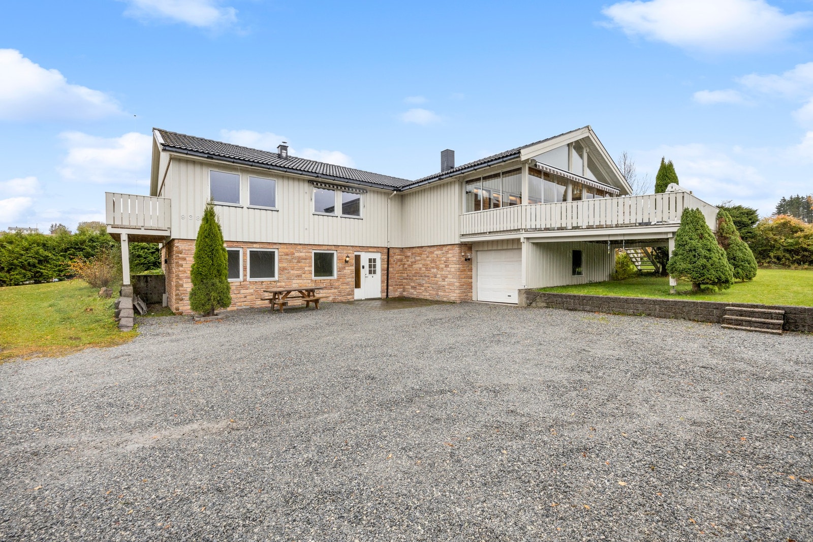 Inngangspartiet er steinbelagt. Garasje - 17 kvm. Galleribilde