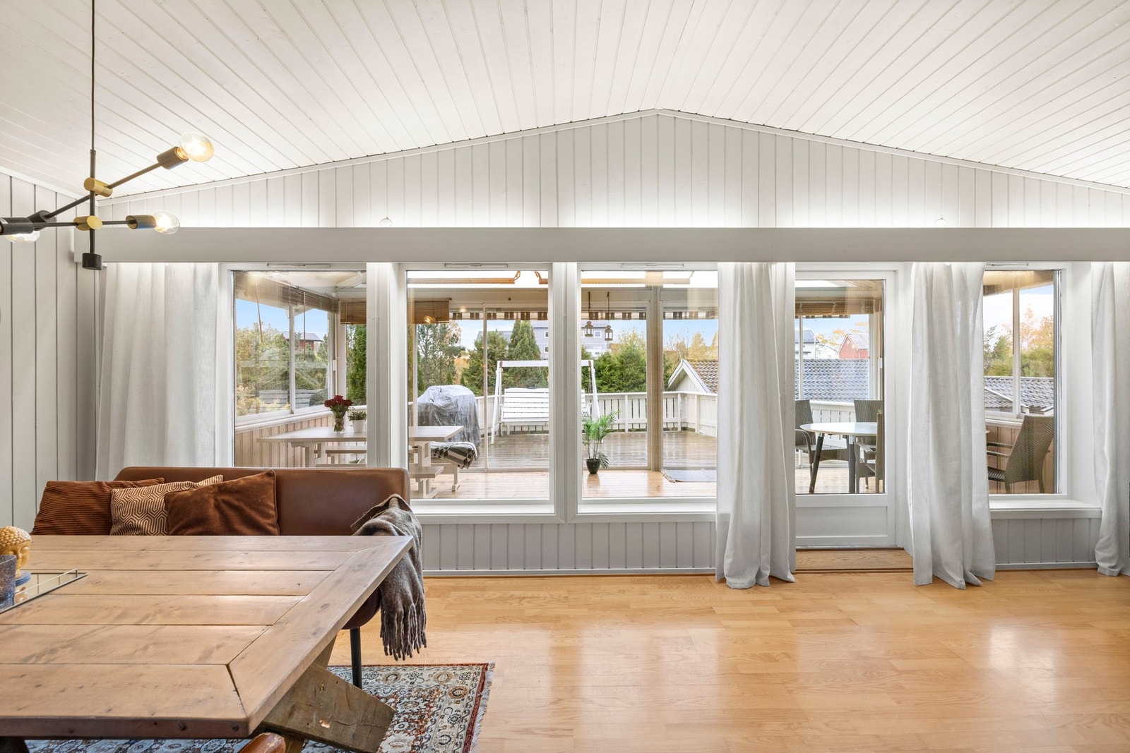 Spisestue - 25 kvm. Generøse vindusflater og god takhøyde gir en god atmosfære i rommet Galleribilde