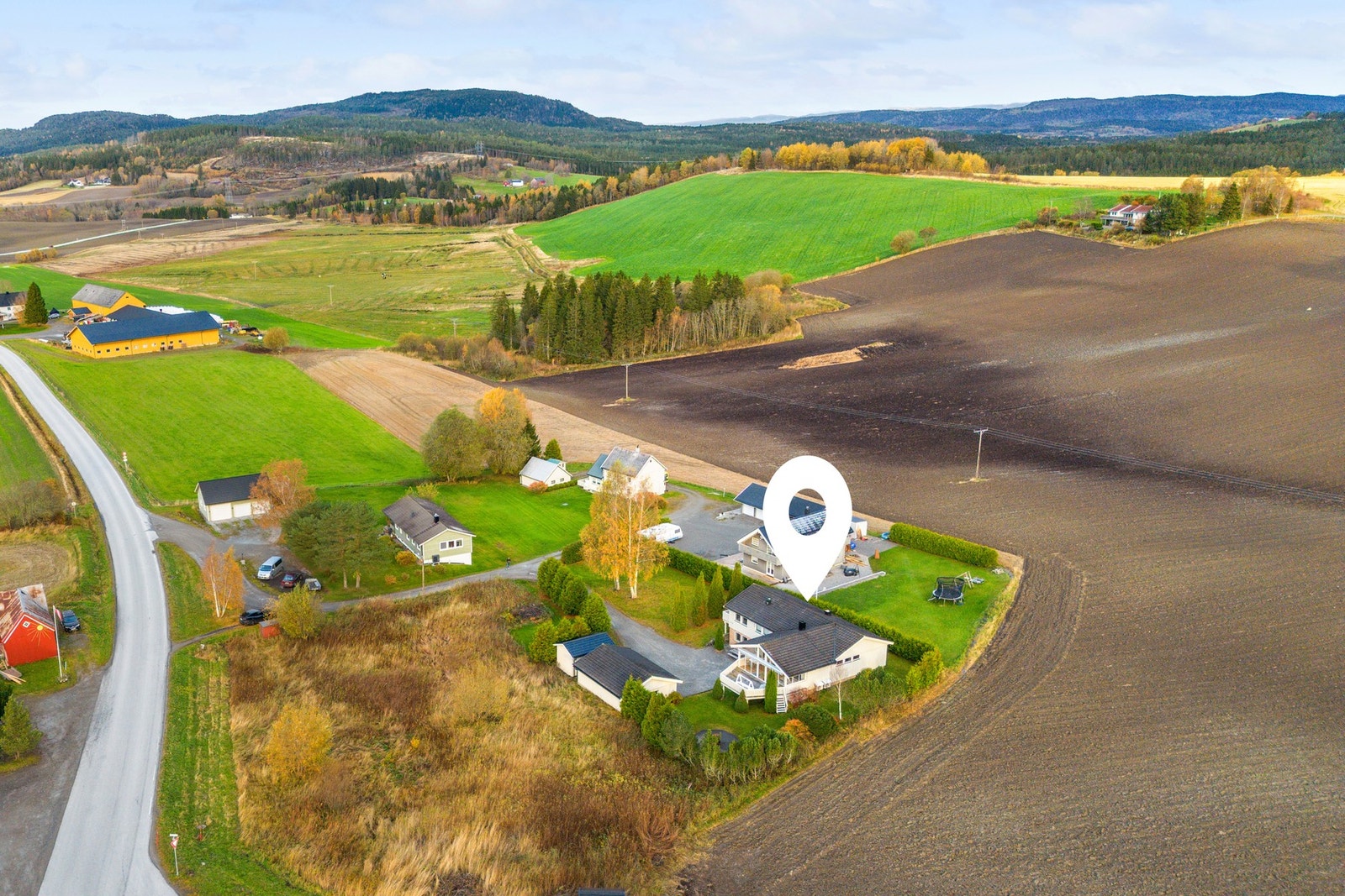 Fra Henning tar det kun ca. 10 minutter med bil til Steinkjer sentrum, og det går buss til både togstasjonen, ungdomsskole og videregående skole. Galleribilde