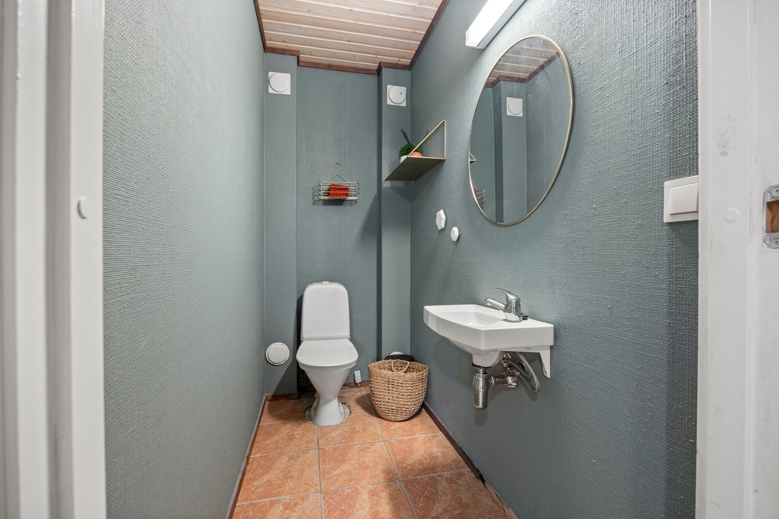 WC - 2 kvm. Utstyrt med servant og toalett Galleribilde