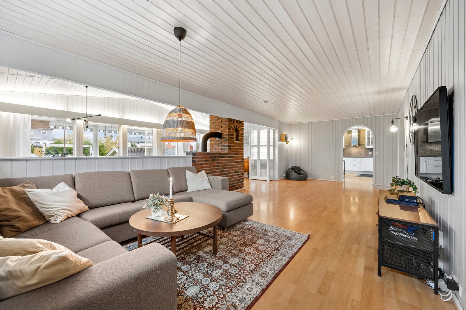 Stuen er holdt i lyse farger og har flere vindu som gir gode lysforhold Galleribilde