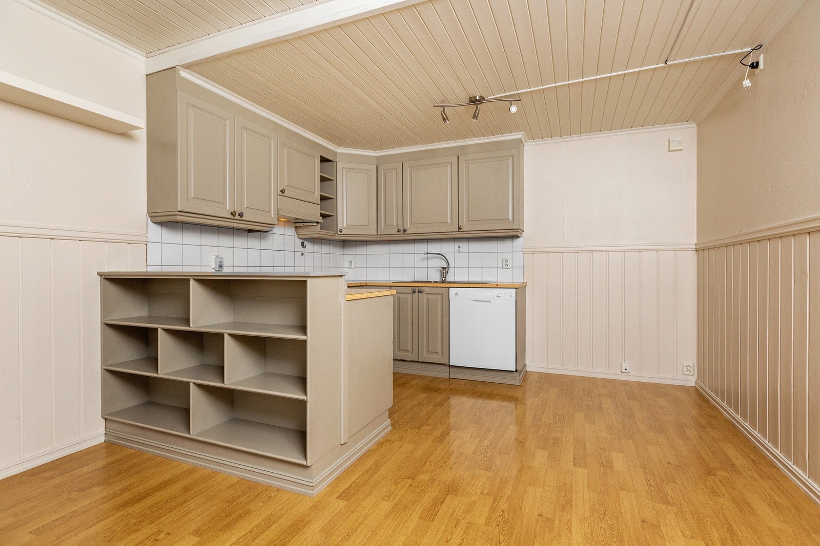 Plassbygget kjøkken i sokkelleiligheten. Galleribilde