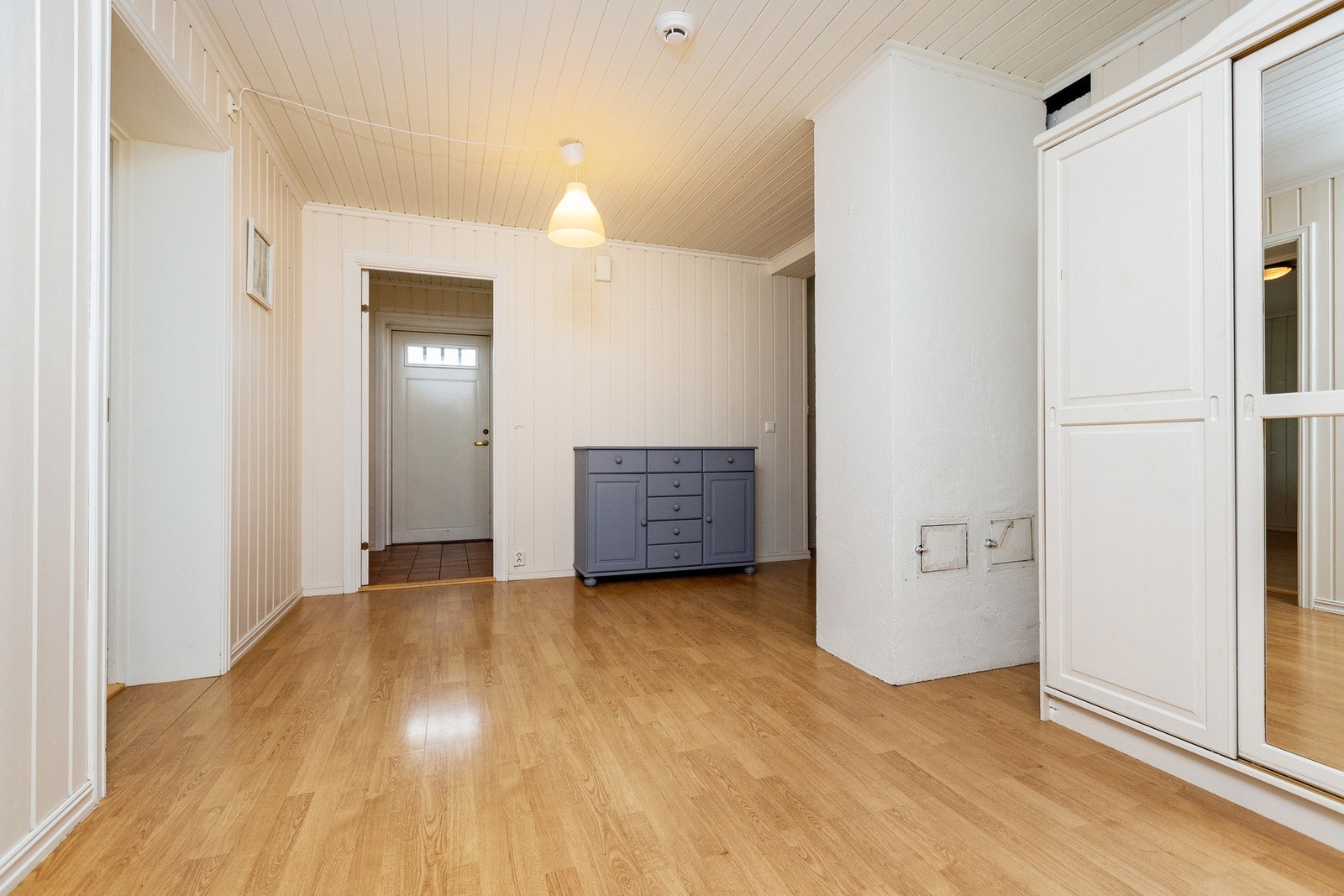 Sokkelleiligheten,- her avbildet med entre og inngangspartiet. Galleribilde