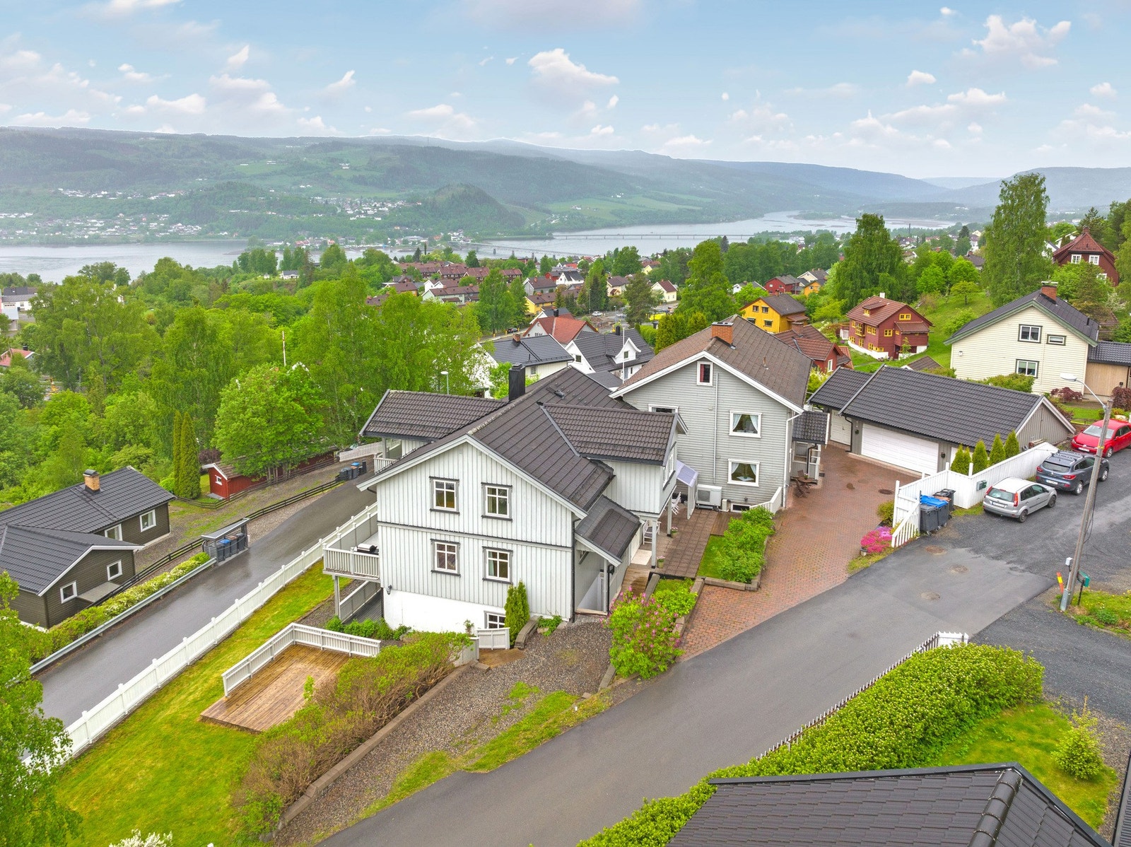 Rolf Lundes veg 7 består av to seksjoner, enebolig over 2 etasjeplan samt en sokkelleilighet. Galleribilde