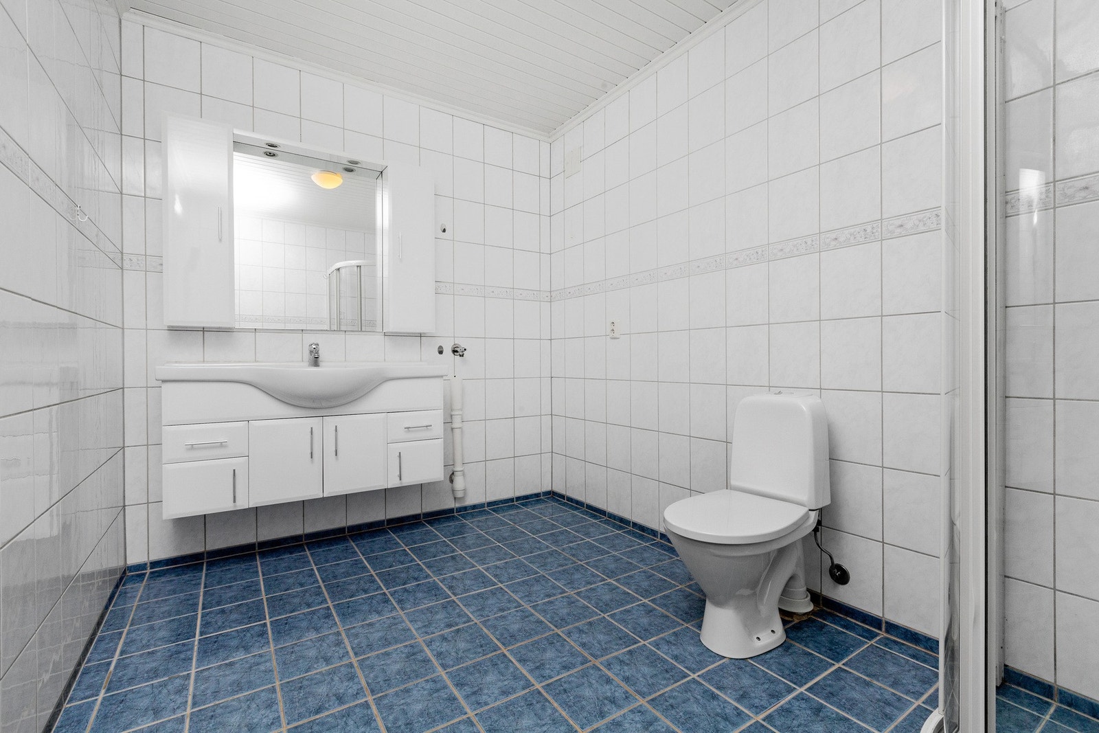 Standard på bad er ifra 2000. Flislagte overflater, innredning, dusj og wc. Galleribilde