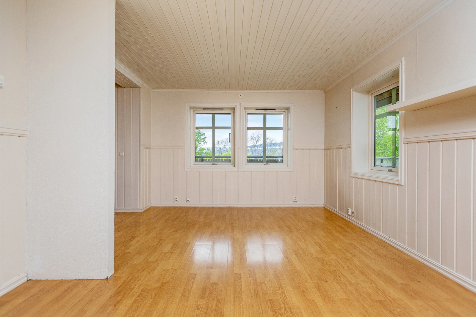 Del av sokkelleiligheten som viser oppholdsrom/stuedelen. Galleribilde