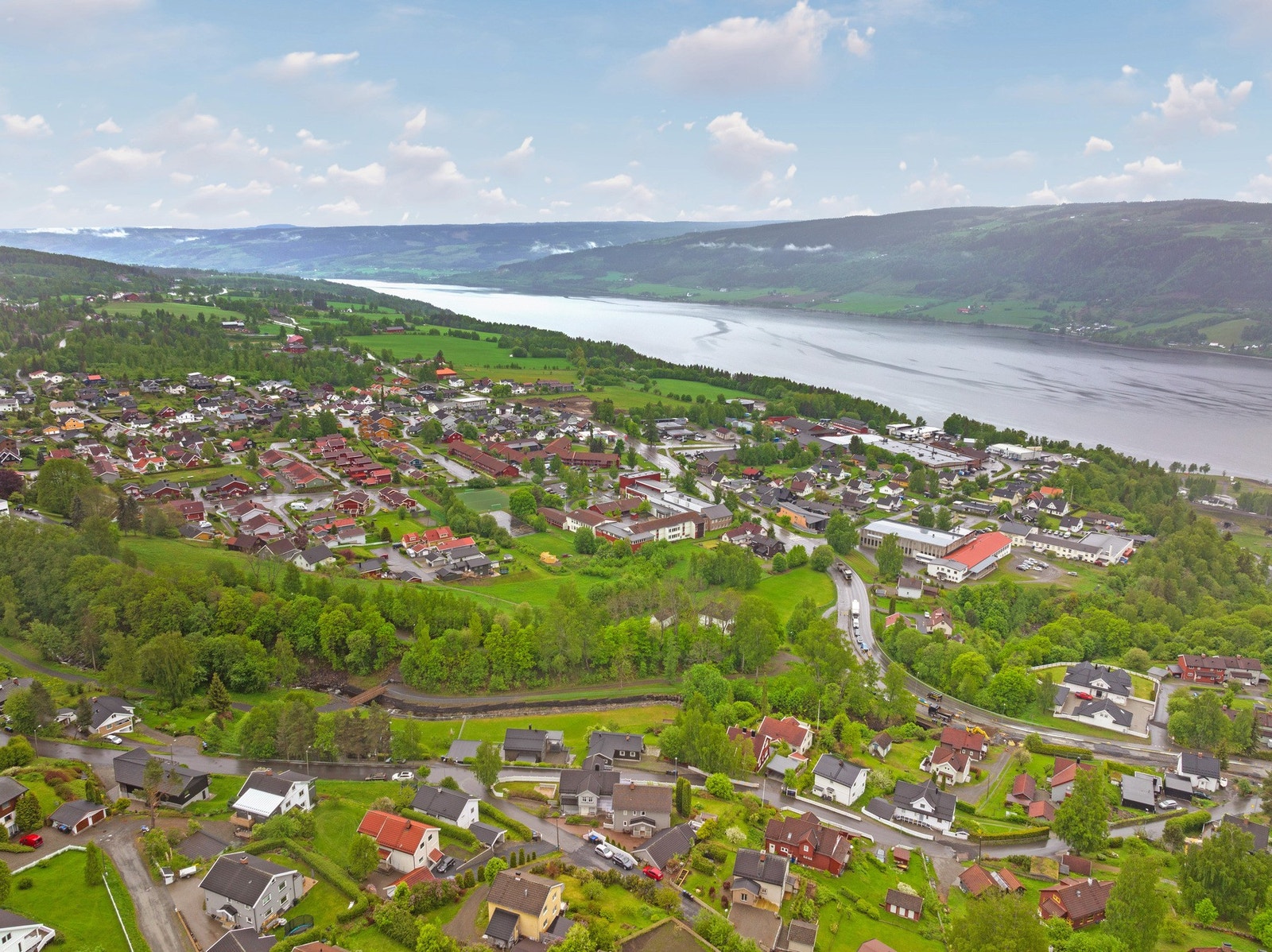 Kort avstand til sentrum, dagligvareforretninger og Åretta Ungdomsskole. Galleribilde