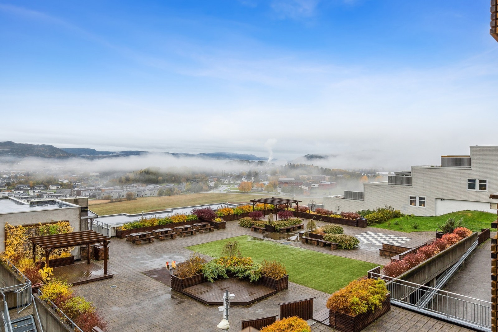 Fra balkongen har du en nydelig utsikt og gode solforhold. Galleribilde