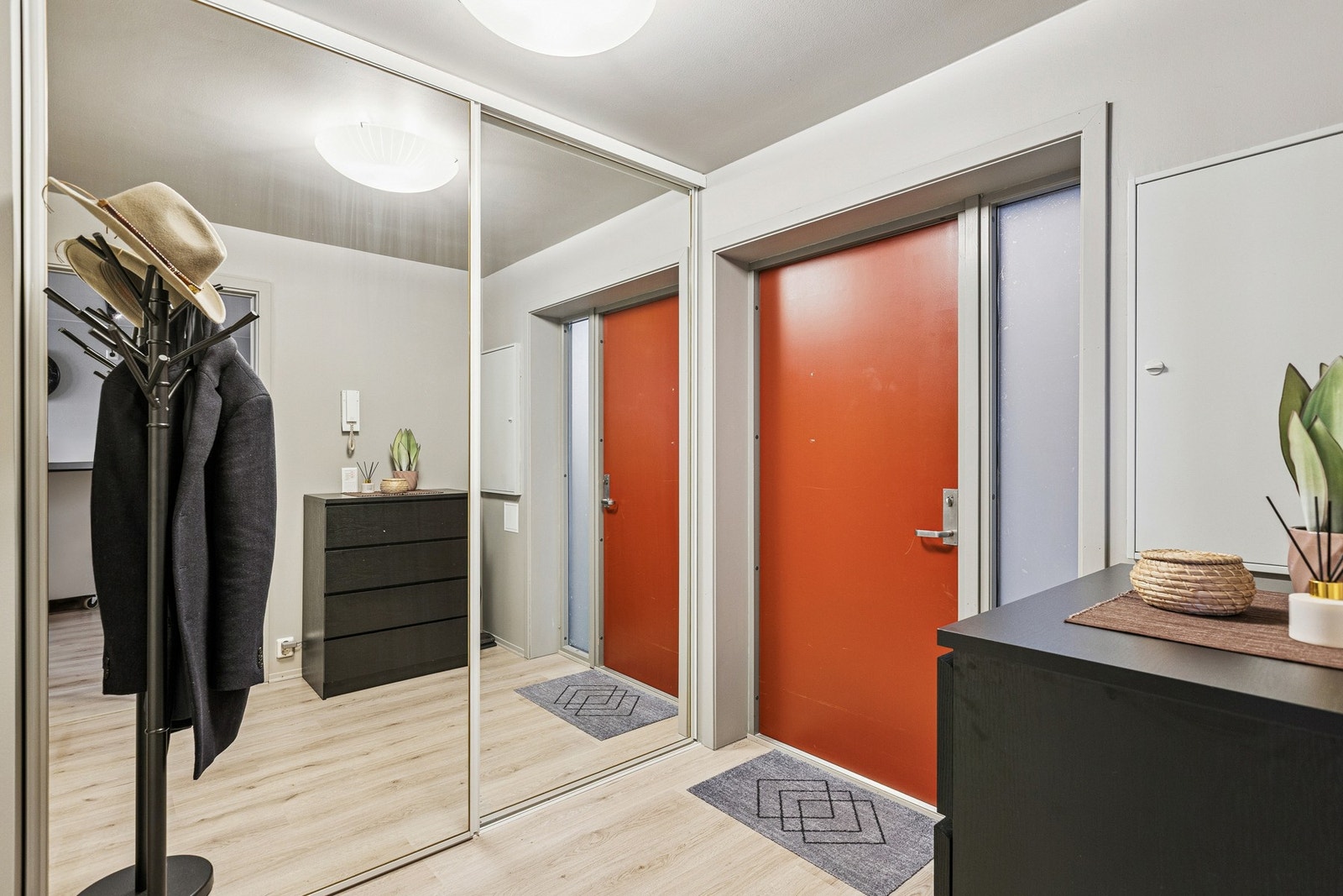 Praktisk skyvedørsgarderobe i entré. Galleribilde