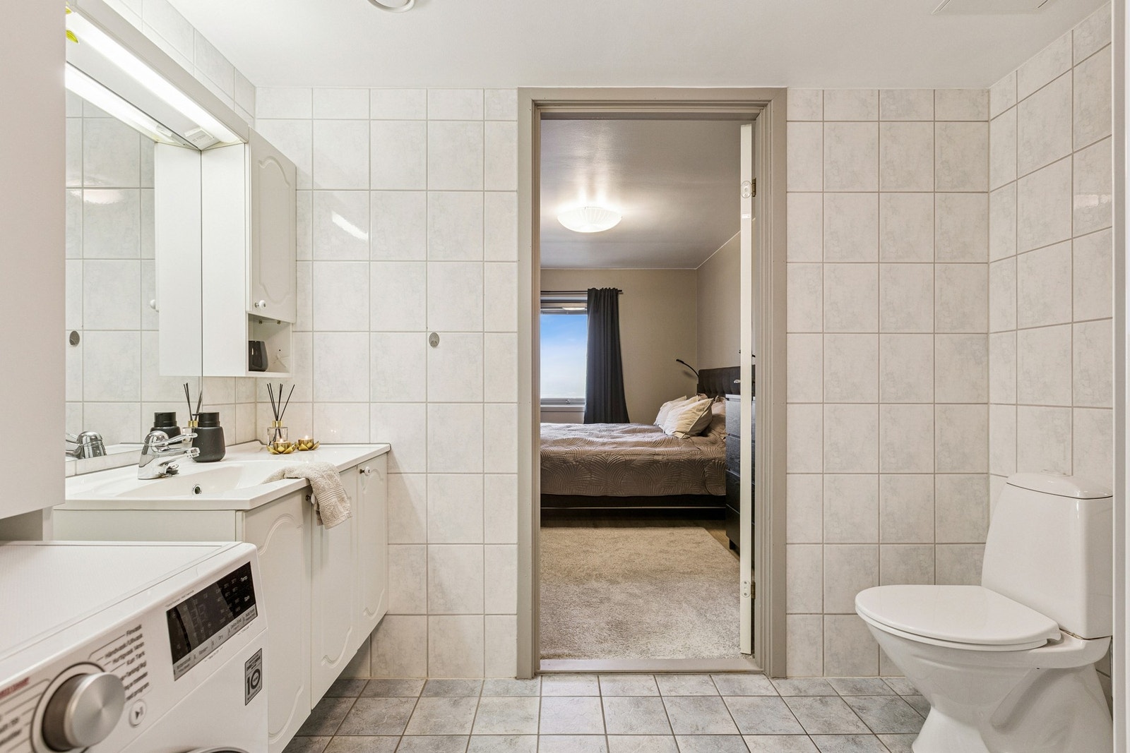 Fra badet har du inngang til soverom. Galleribilde