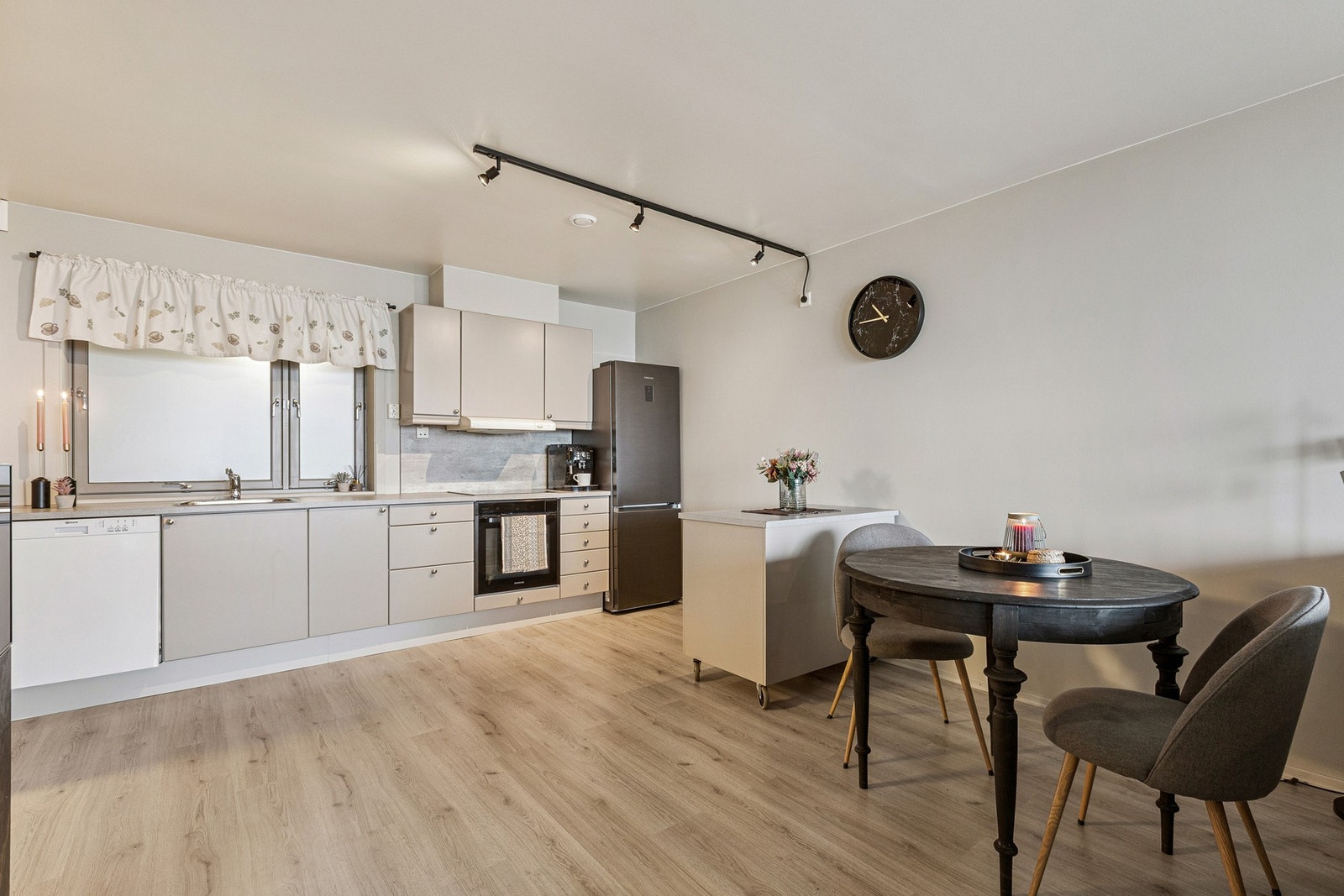 Den åpne løsningen gir gode muligheter til å innrede rommet med spisebord. Galleribilde