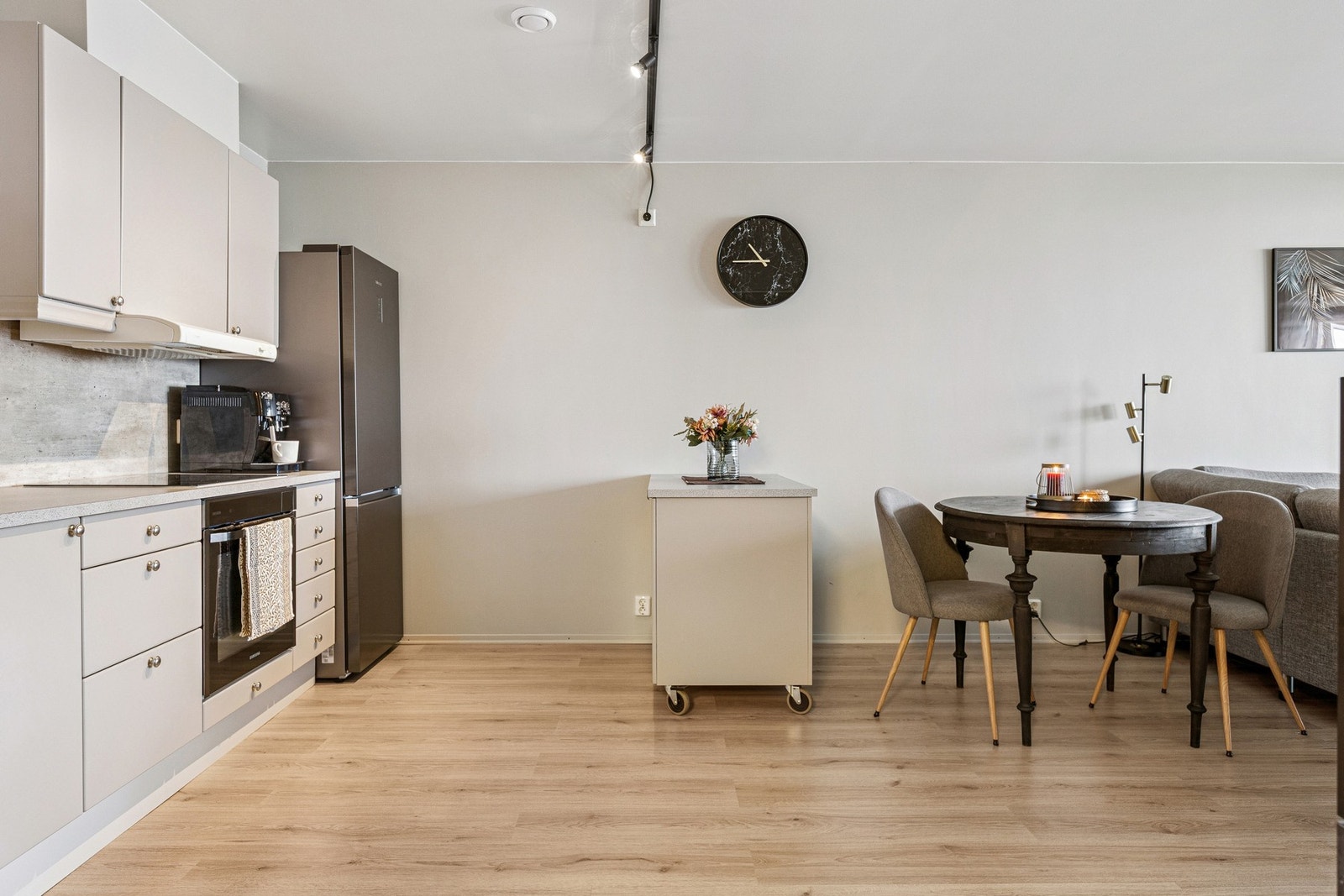 Frittstående kjøkkenbenk gir ekstra oppbevaring til kjøkkenet. Galleribilde