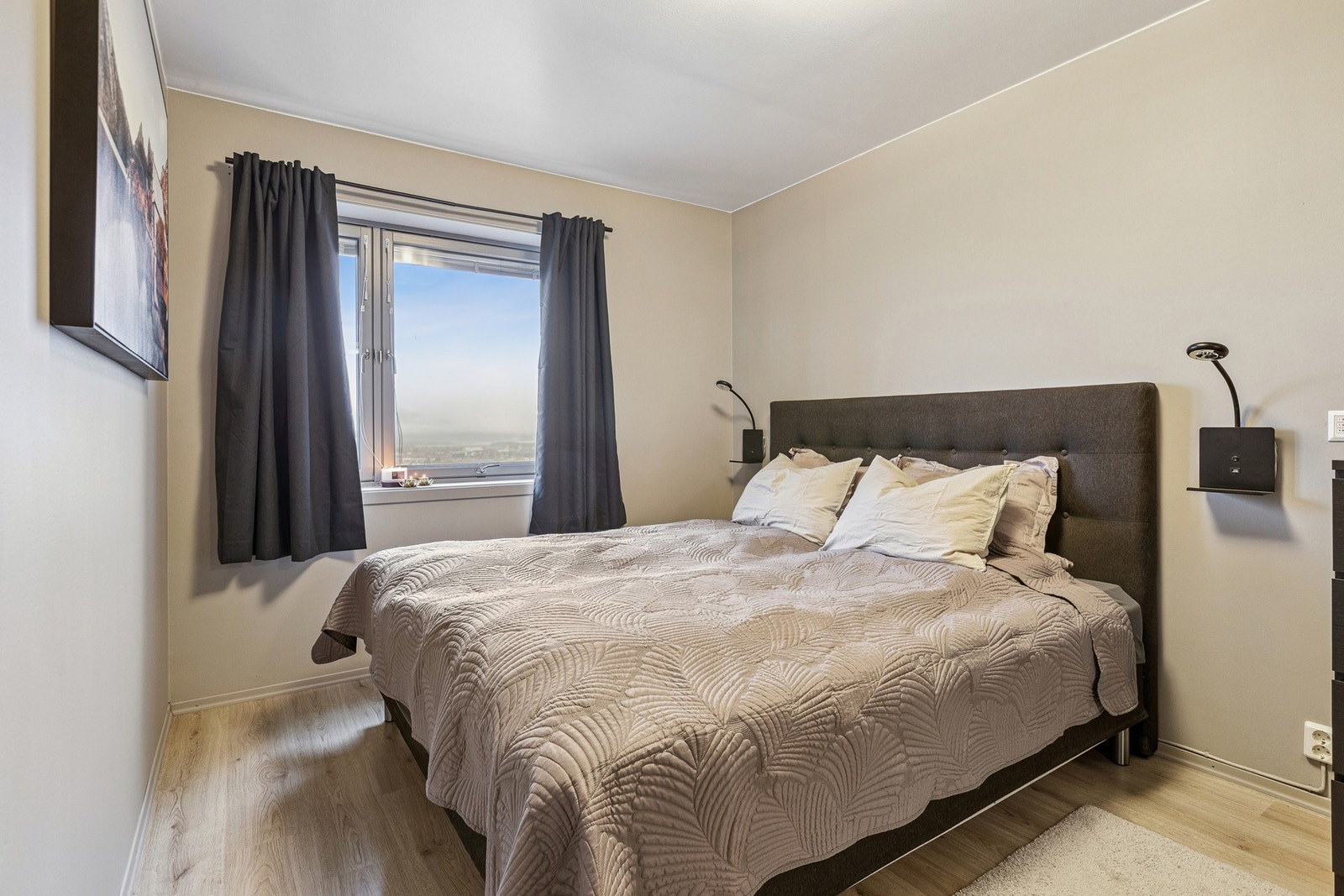 Soverom på 11,5 kvm i lune fargevalgt. Galleribilde