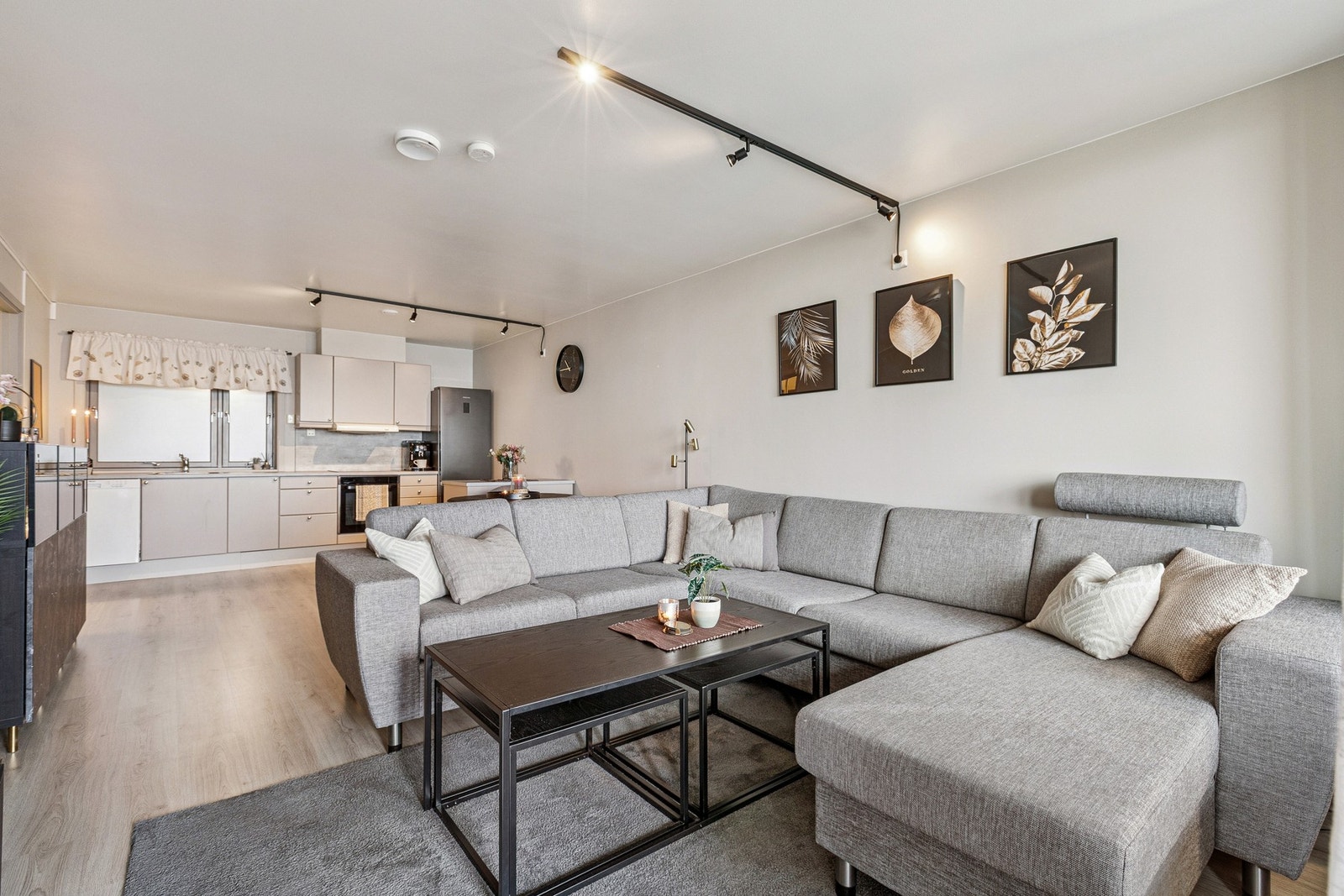 Åpen stue-/kjøkkenløsning på 28,5 kvm. Galleribilde